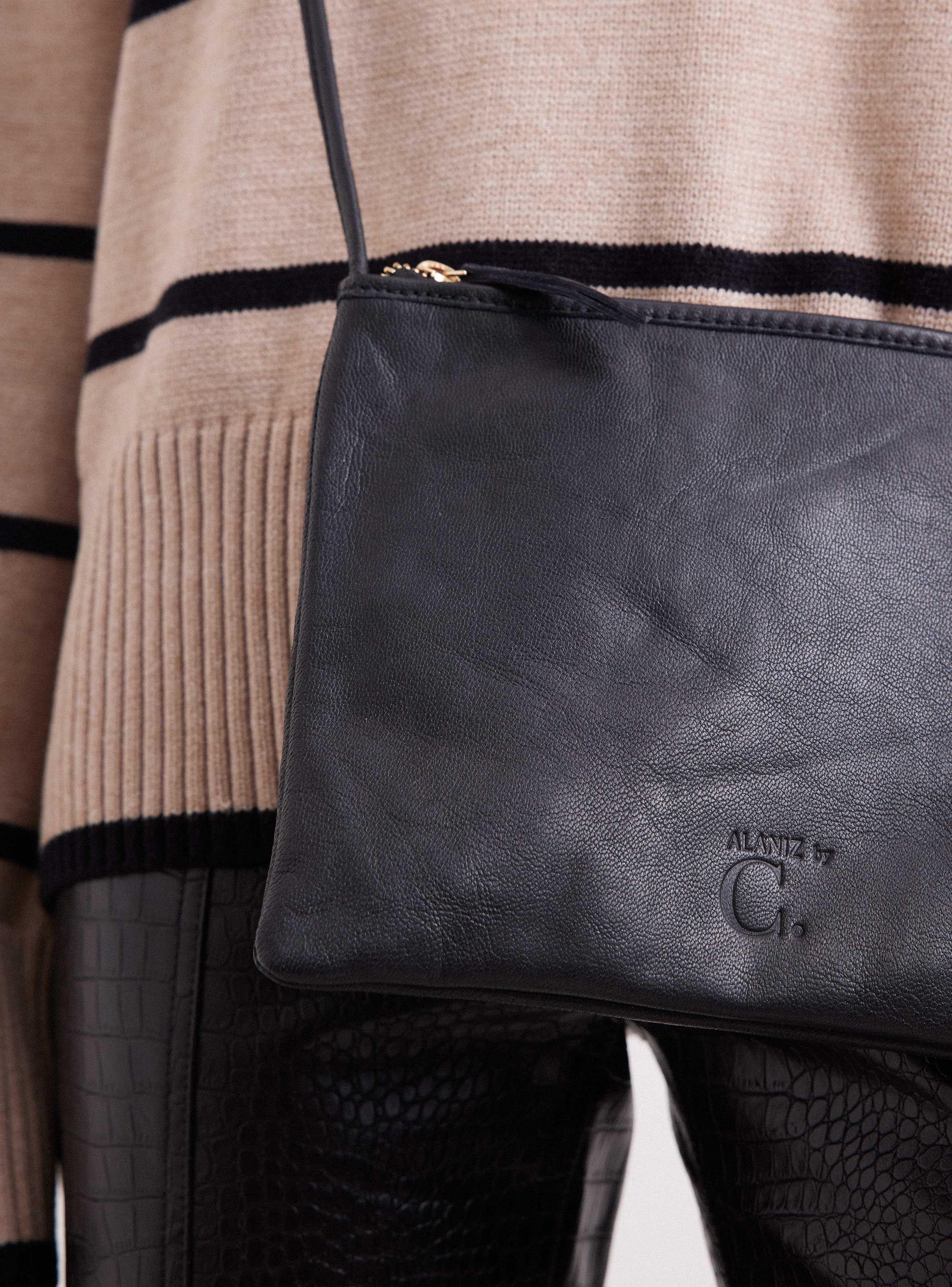 Cartera Sobre Cuero Nero By C. Del Pilar-1