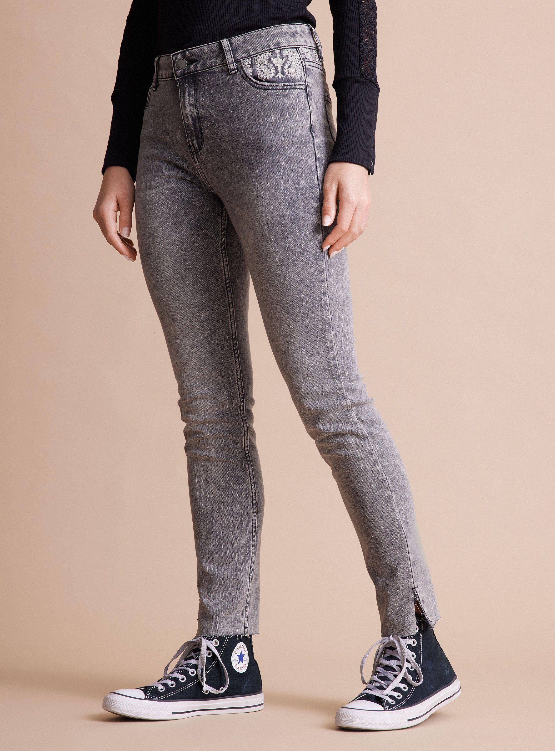 Jeans con Detalles Bordados Semi Elastizado-0