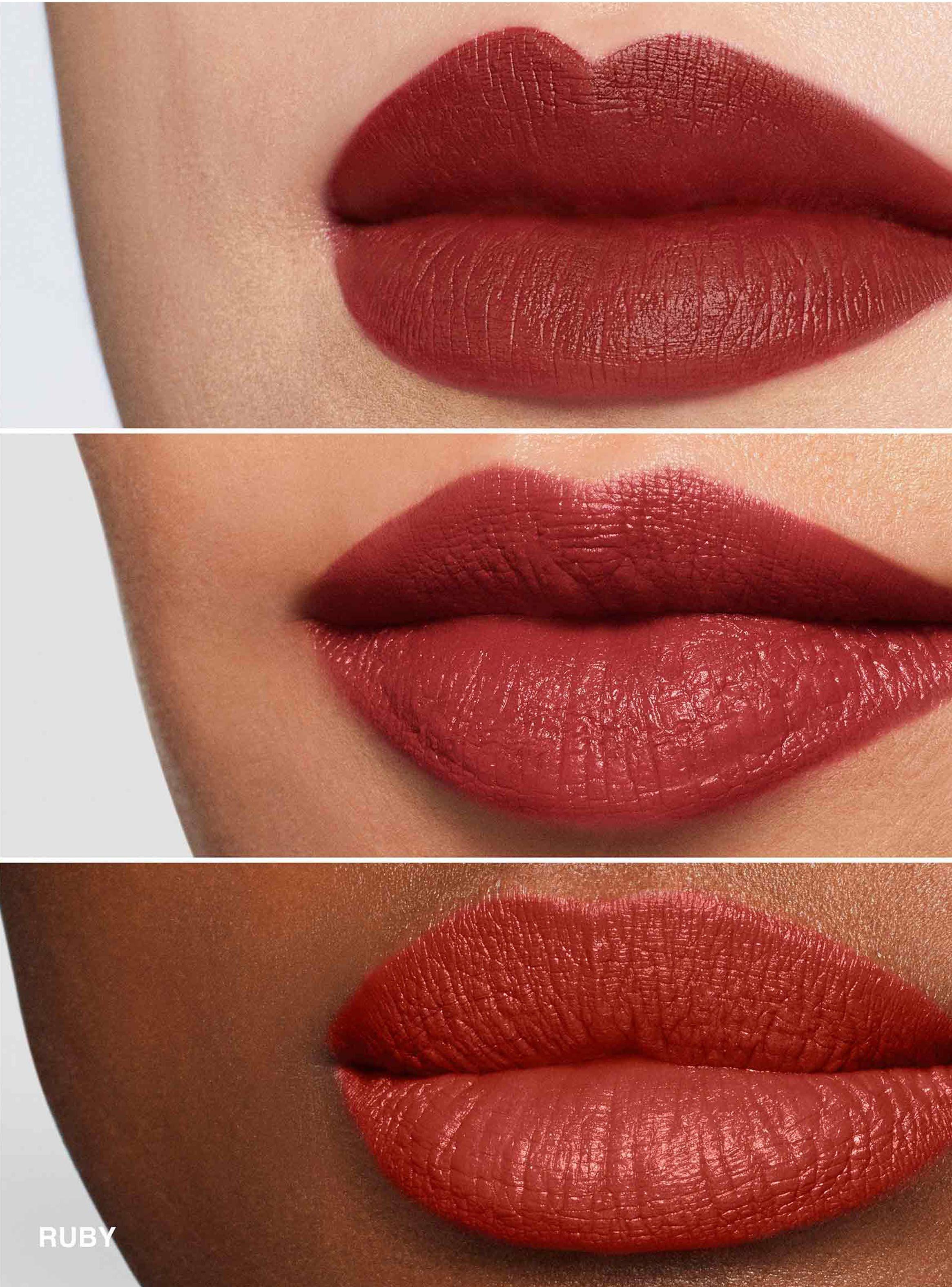 Labial Bobbi Brown Luxe Matte Lipstick Ruby 3.5g-2