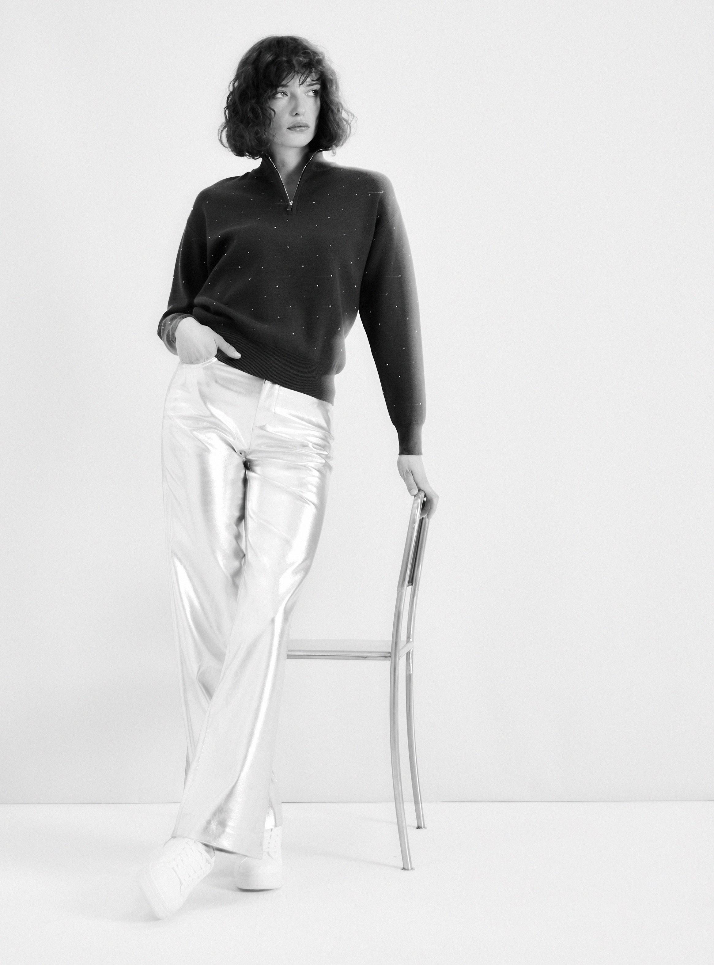 Sweater Cuello Alto y Cierre con Aplicación Joyas-4