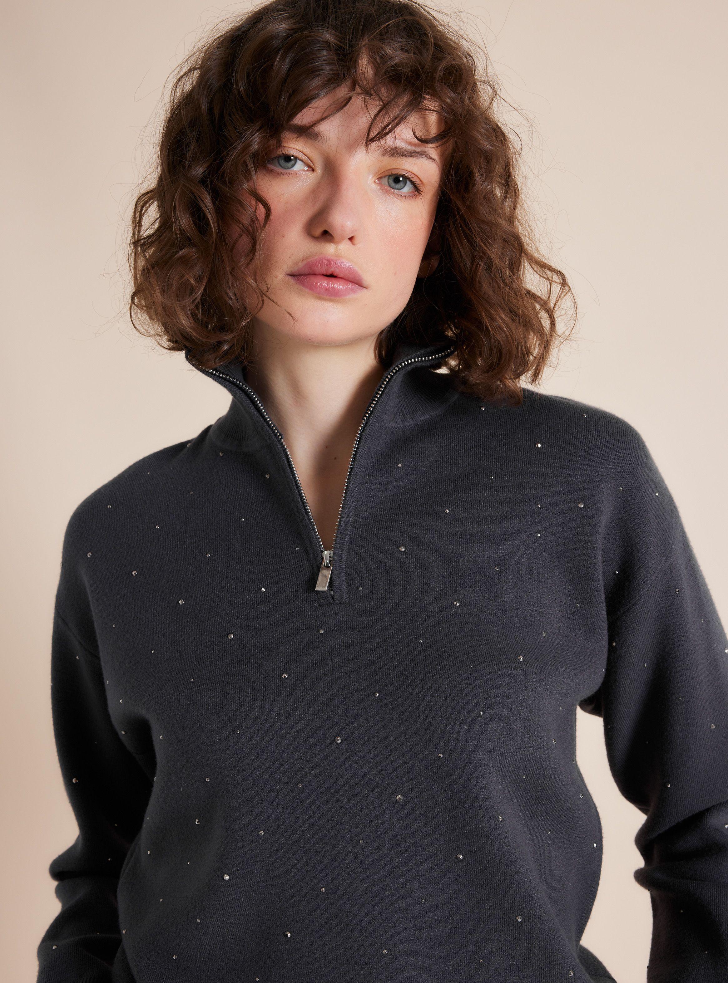 Sweater Cuello Alto y Cierre con Aplicación Joyas-2