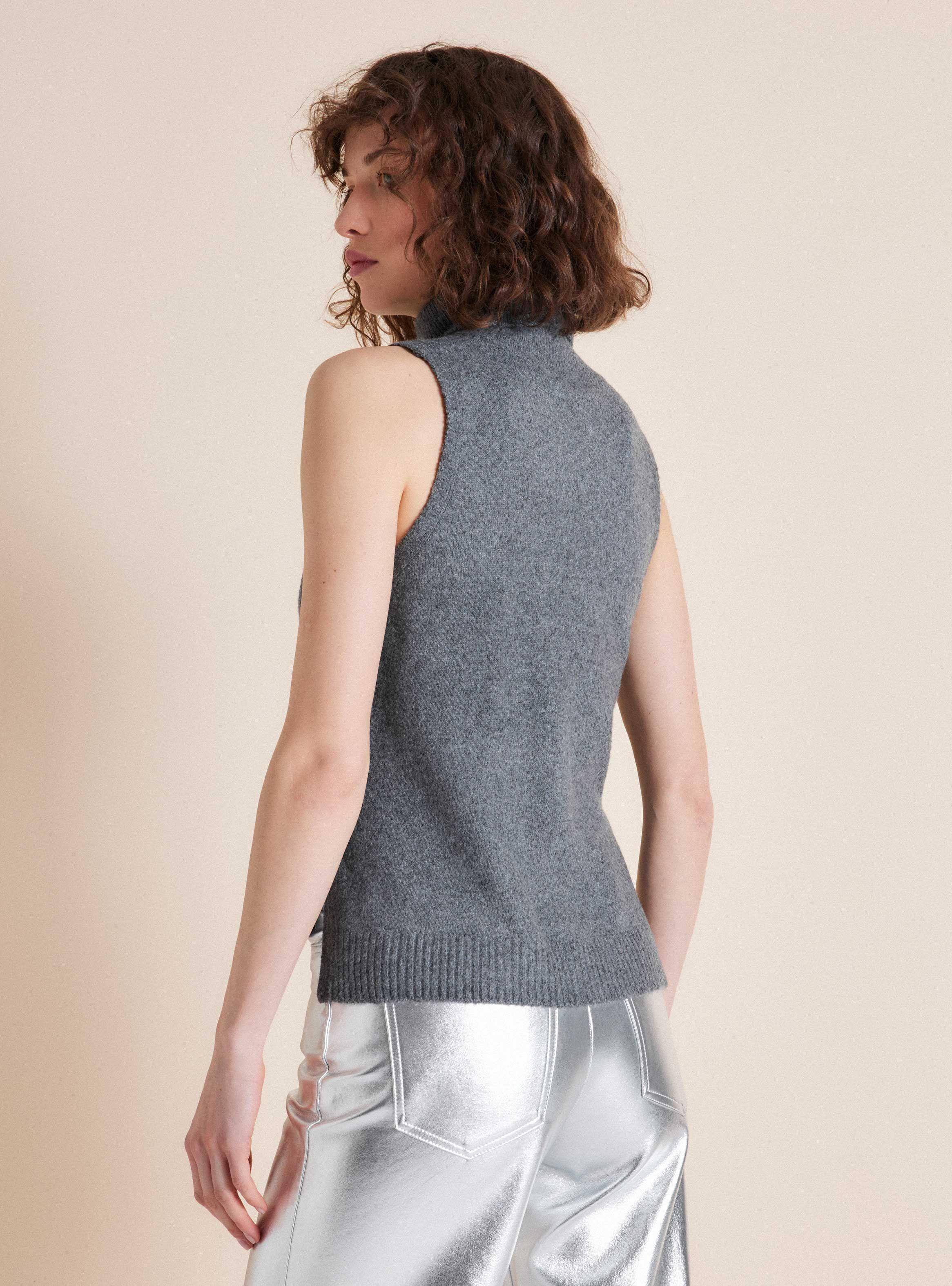 Sweater Cuello Alto Sin Mangas-1