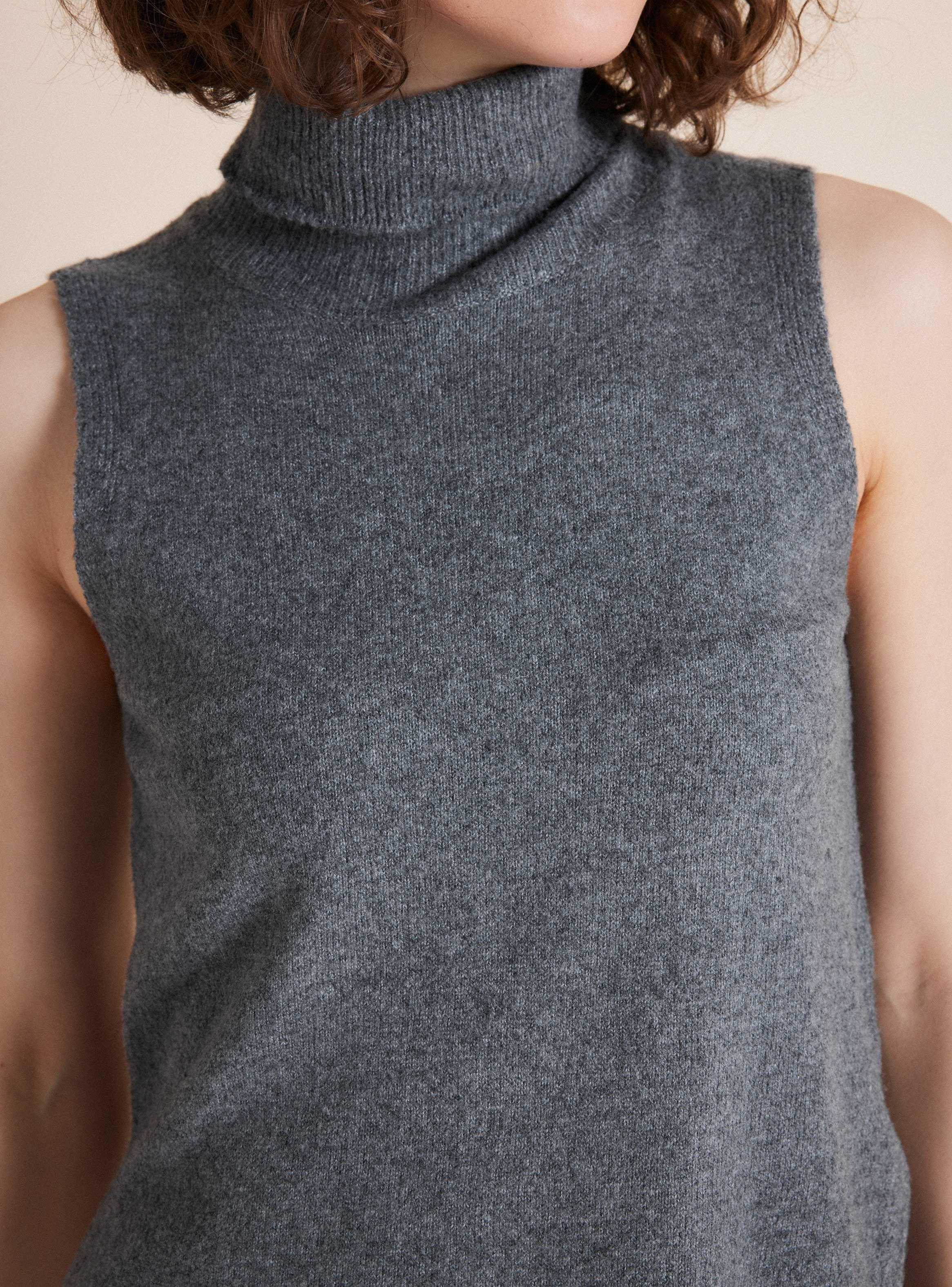 Sweater Cuello Alto Sin Mangas-3