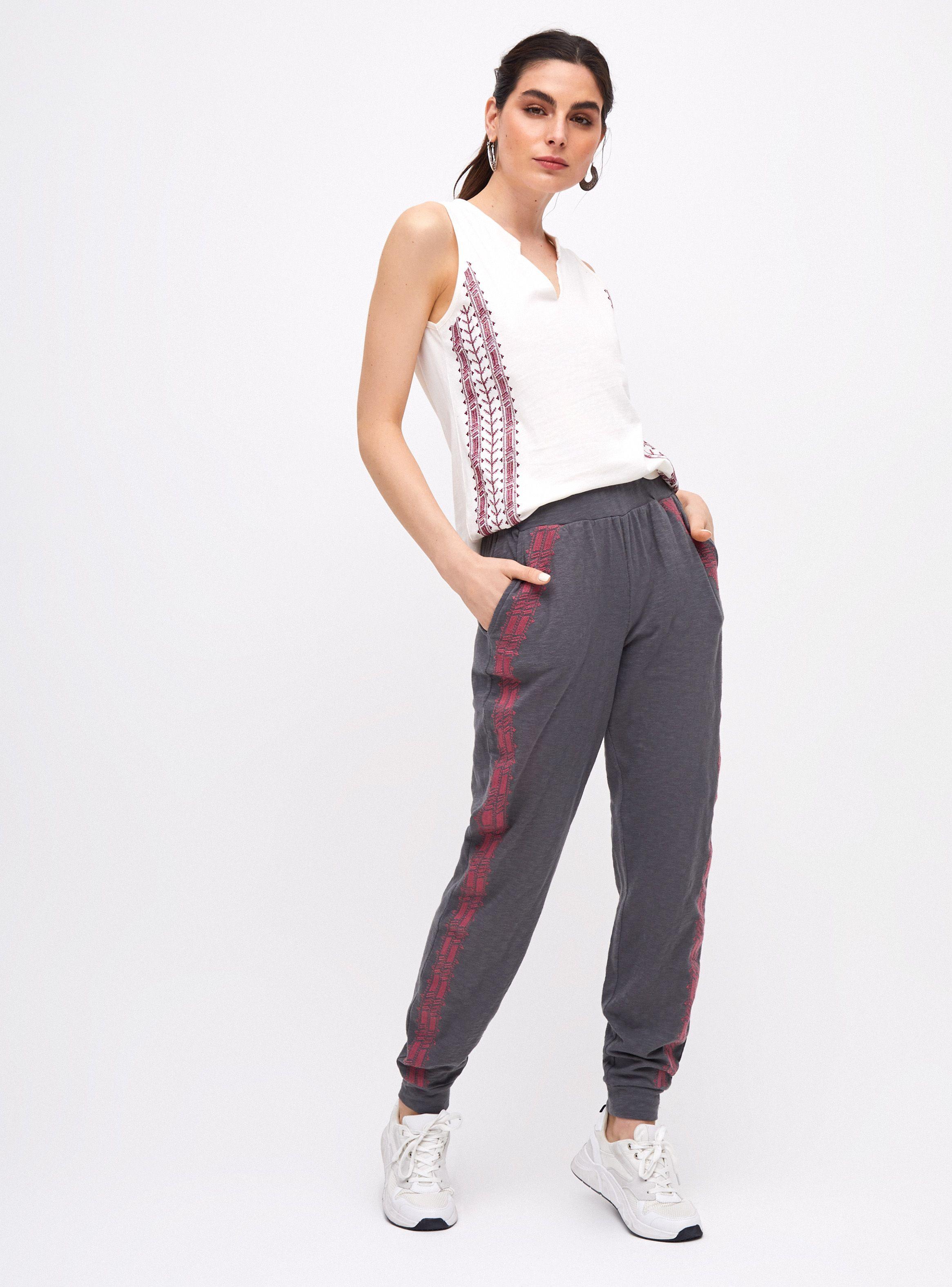 Pantalón Jogger con Bordados en Los Costados-3