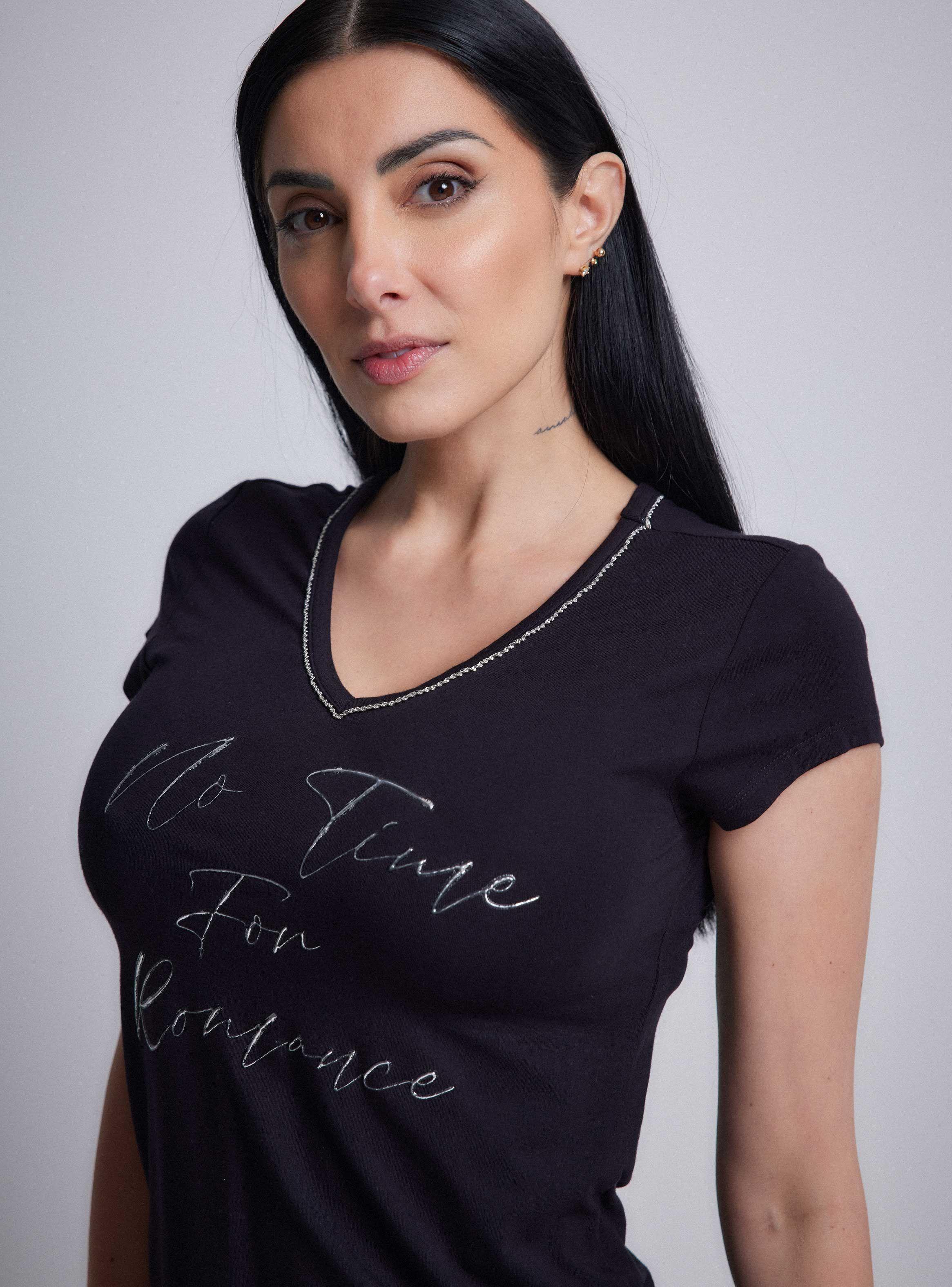 Polera Básica Cuello V con Aplicación de Cadena-2