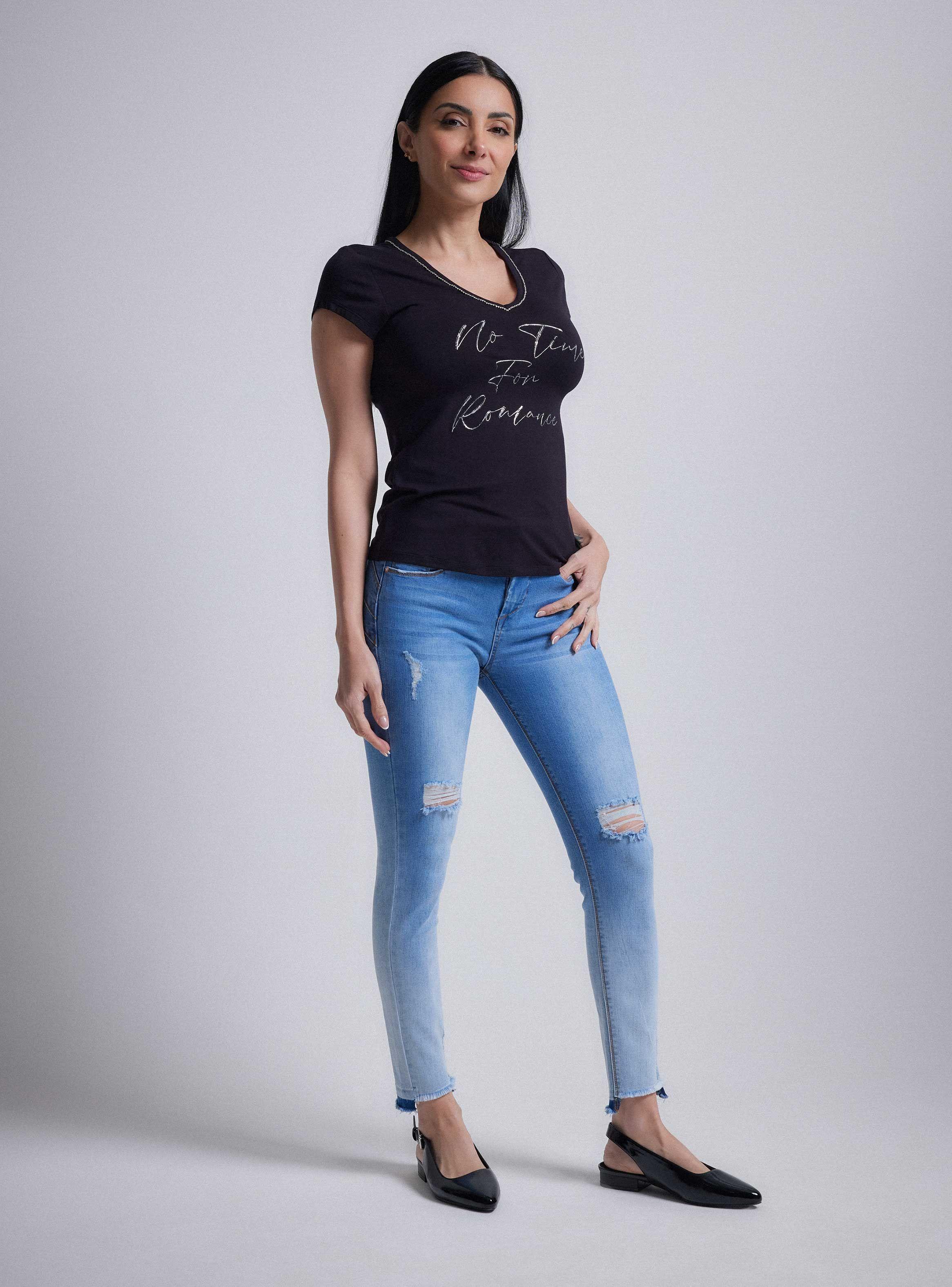 Polera Básica Cuello V con Aplicación de Cadena-4