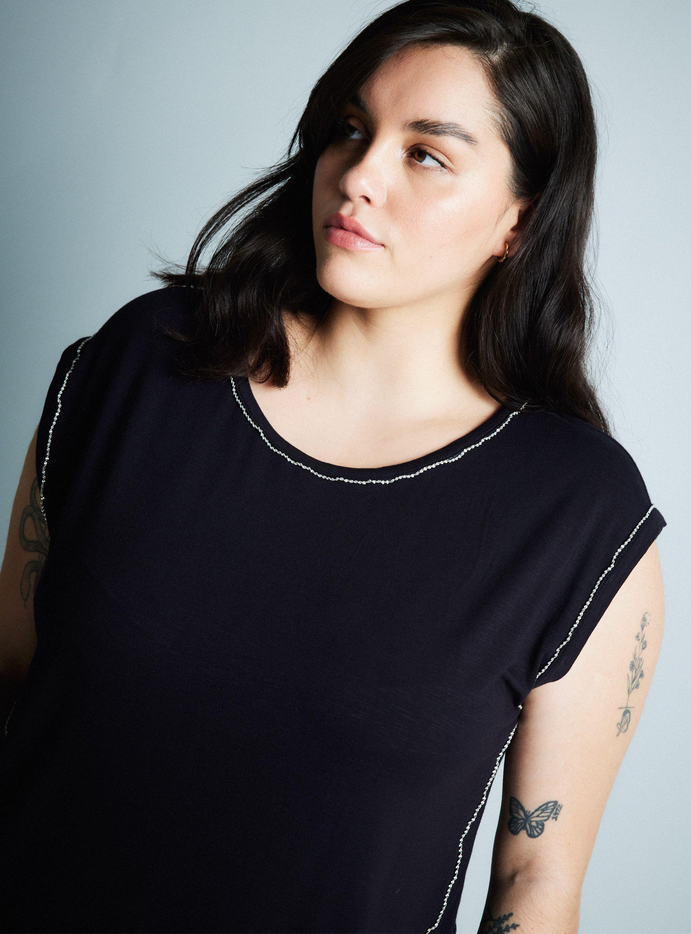 Polera Holgada con Aplicación de Cadena Corte Diagonal-8