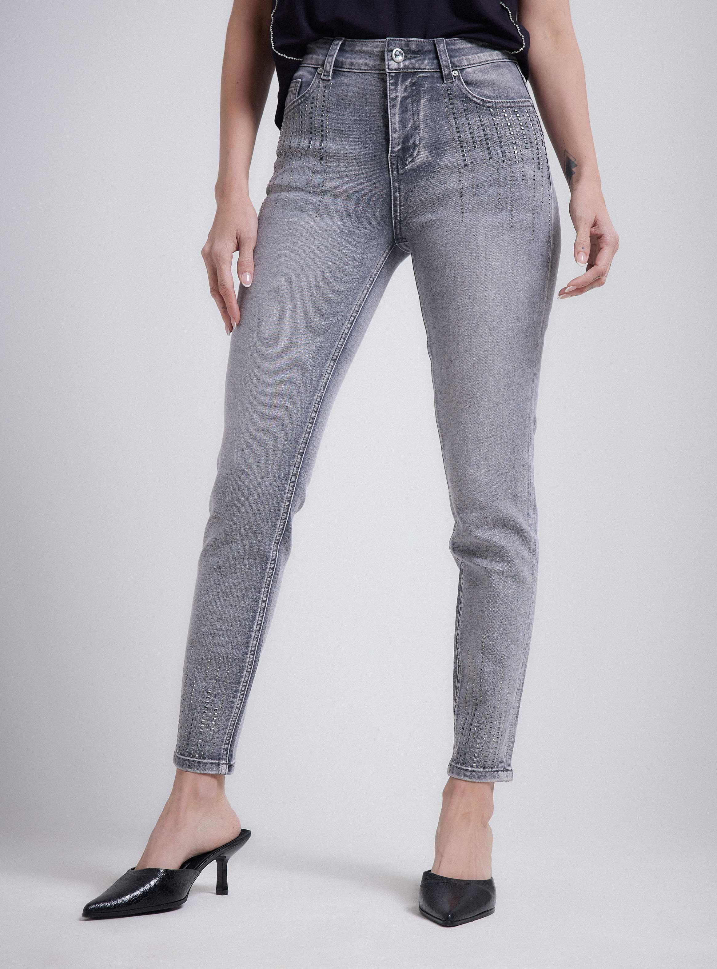 Jeans Medio Aplicaciones de Strass Cadera y Bota-0