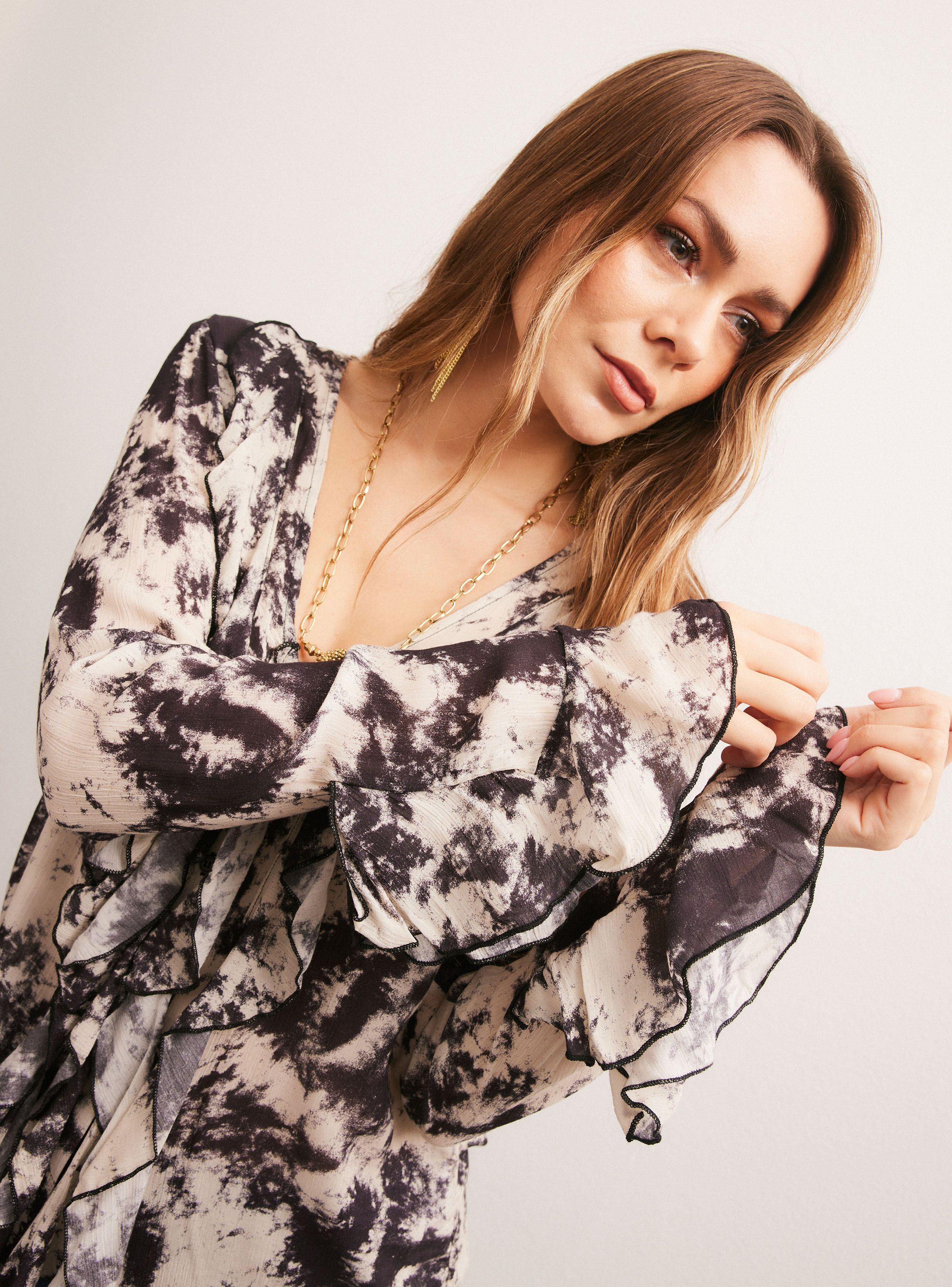 Blusa Vuelos en Delantero y Tela Estampada-2