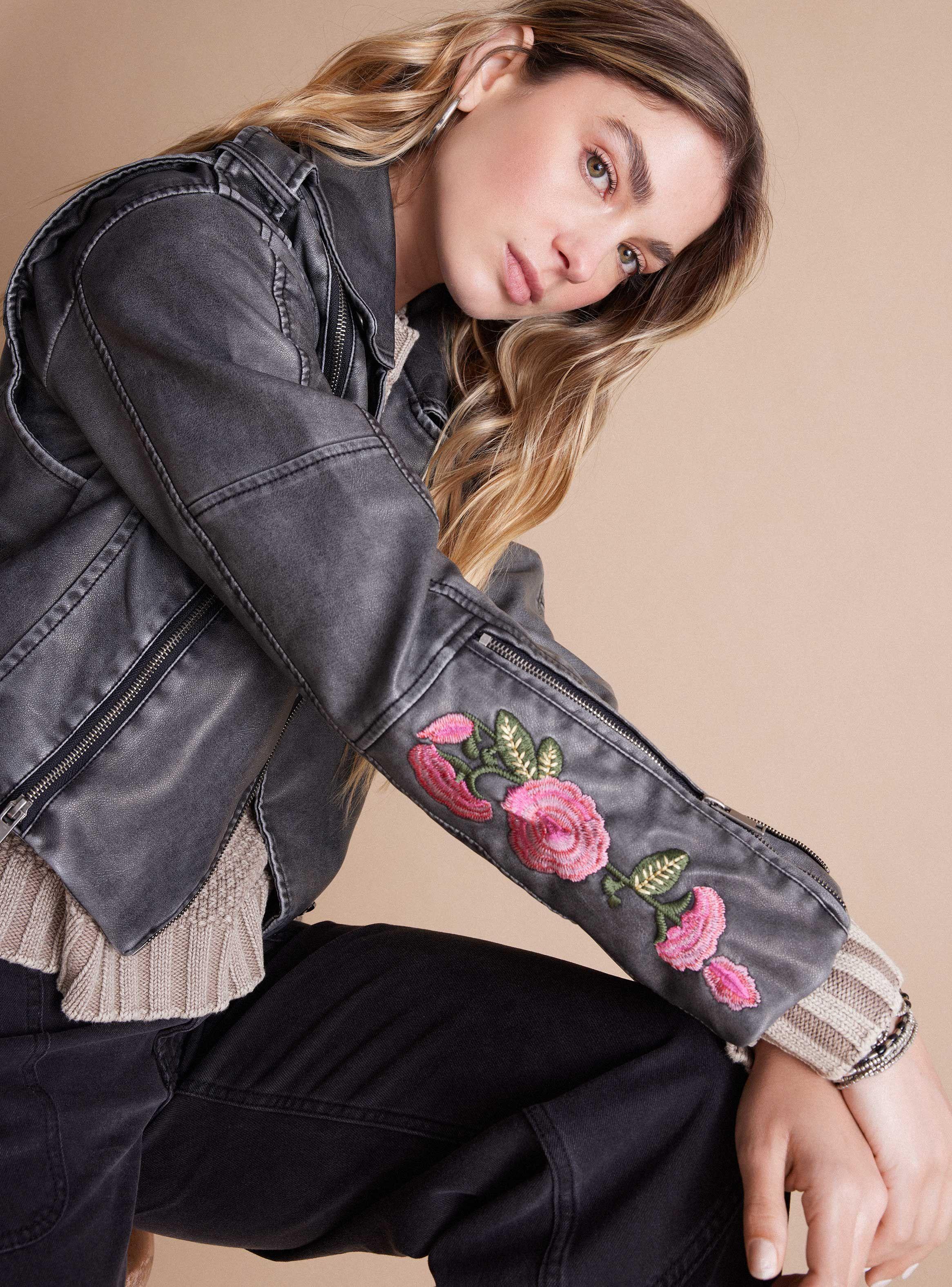 Chaqueta Estilo Biker con Bordados en Mangas-2