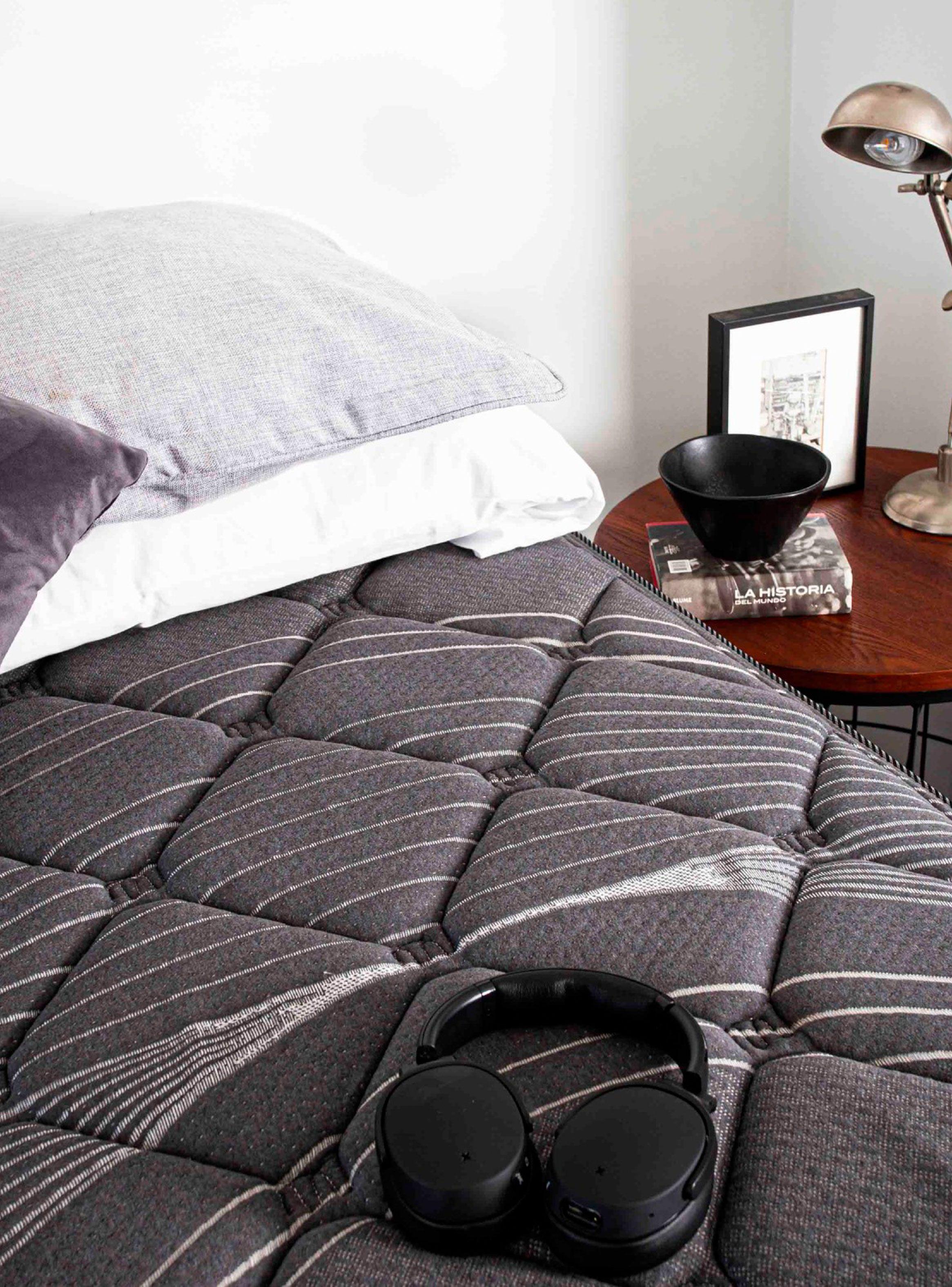 Cama Europea Black Súper King + Respaldo con Velador-6