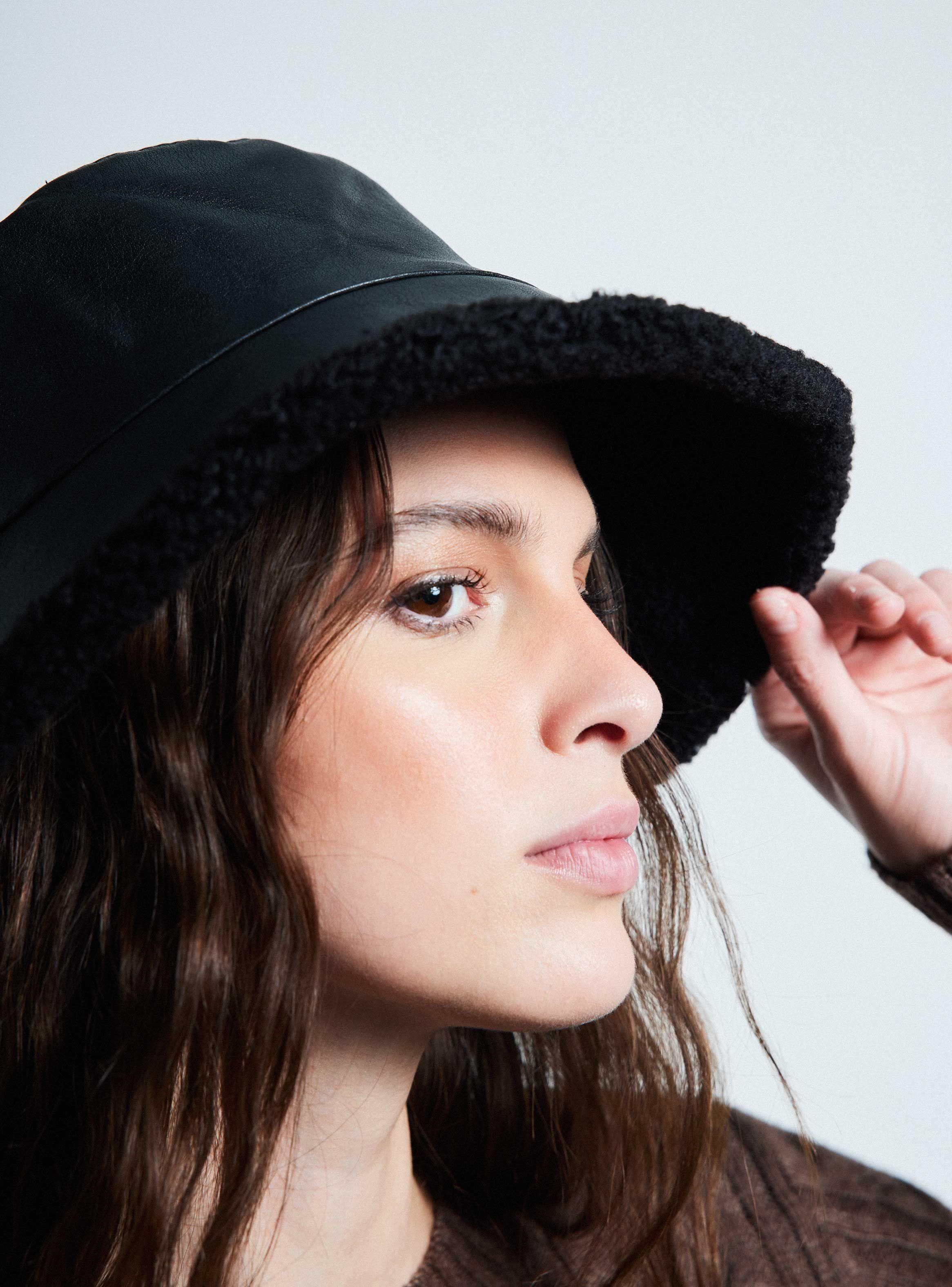 Gorro Bucket Efecto Cuero Washed Forro Peludito-1