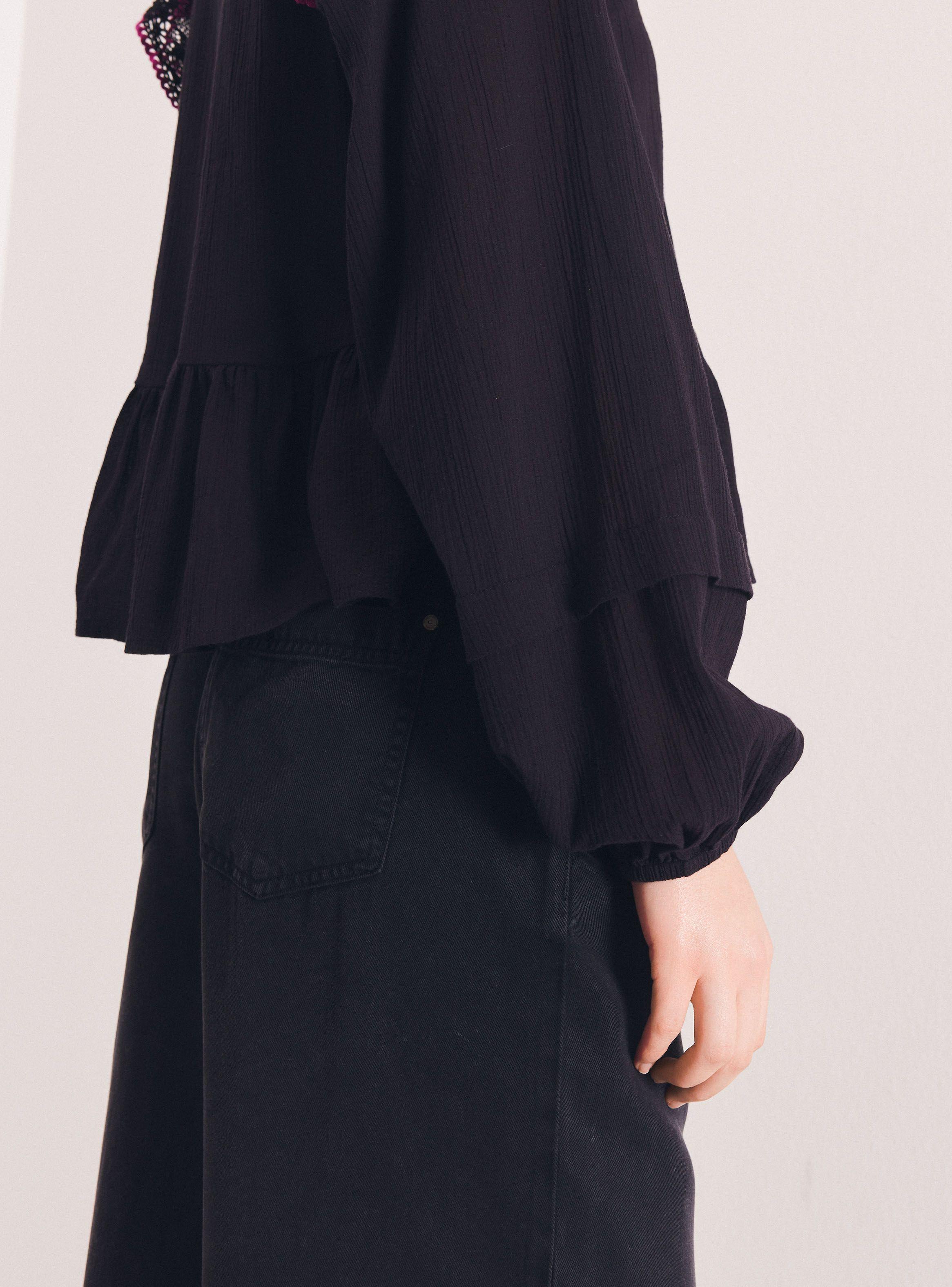 Blusa con Detalles de Macramé Bordados-3