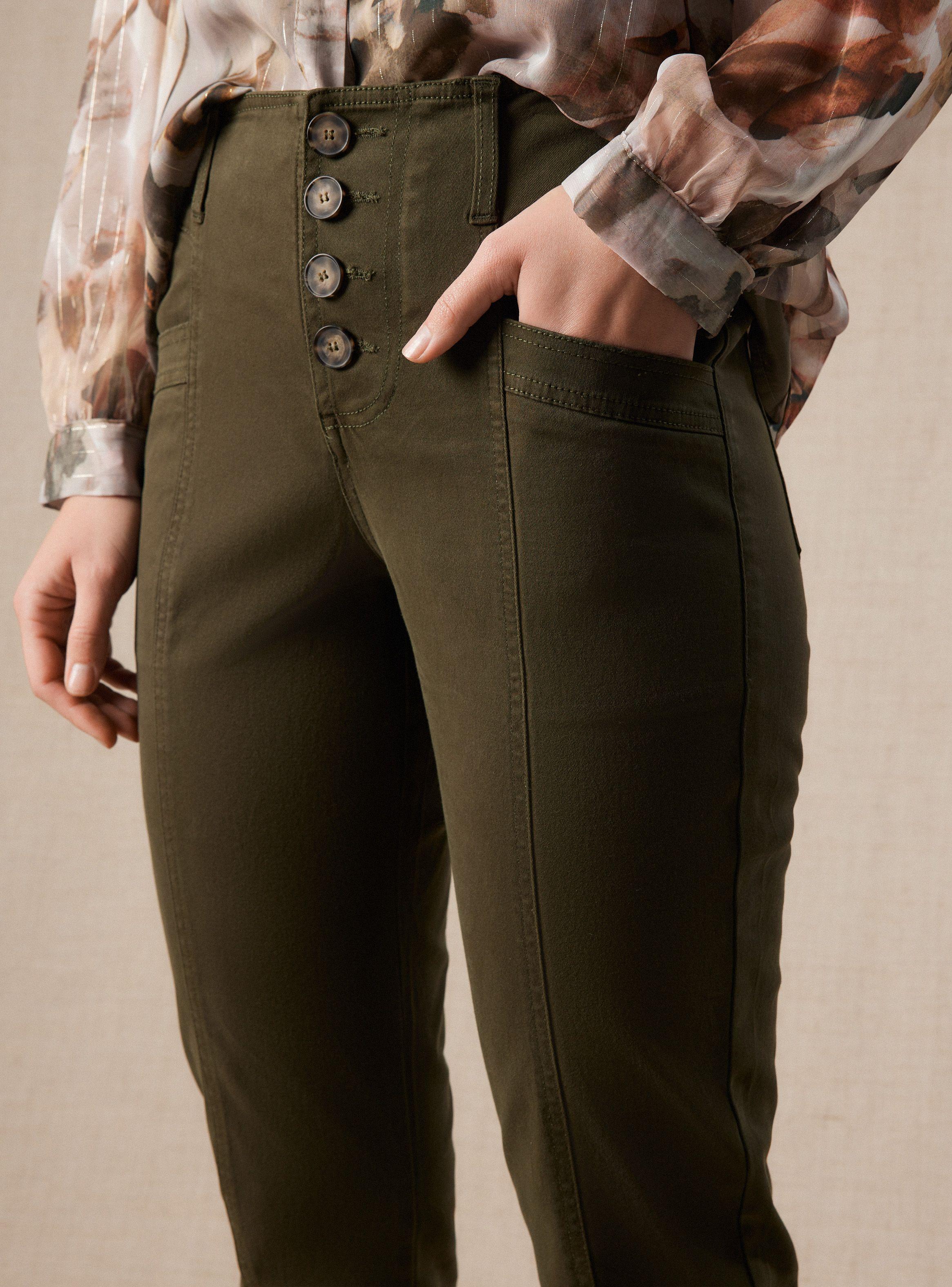 Pantalón Abotonado con Proceso de Teñido y Cortes-2