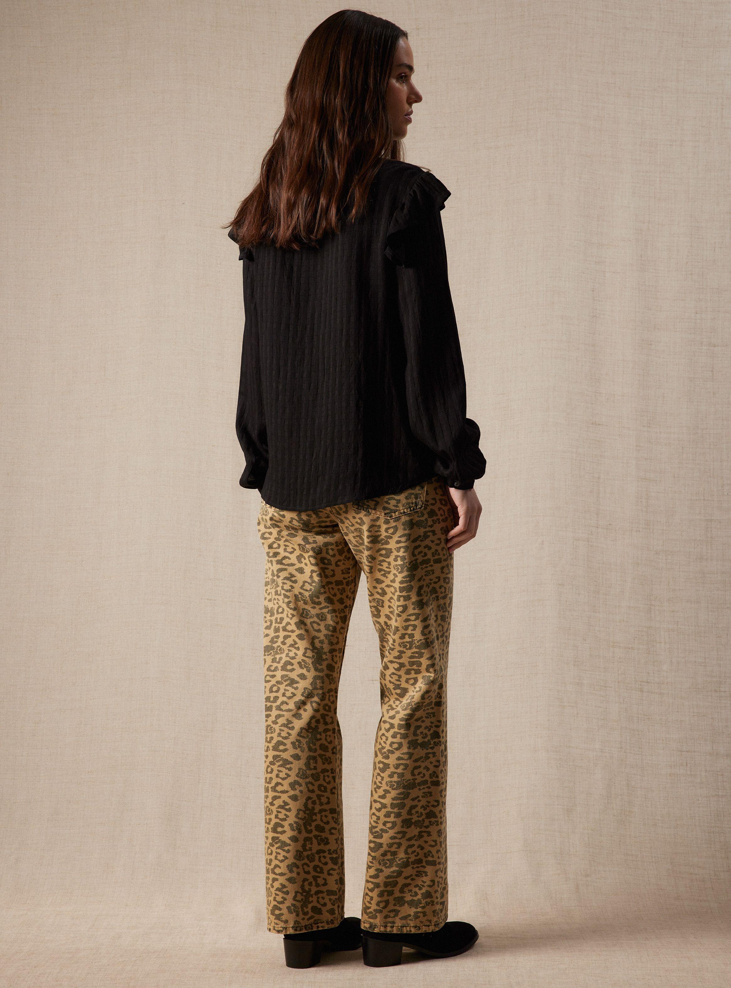 Blusa de Tela Texturizada y Vuelo Frontal-5