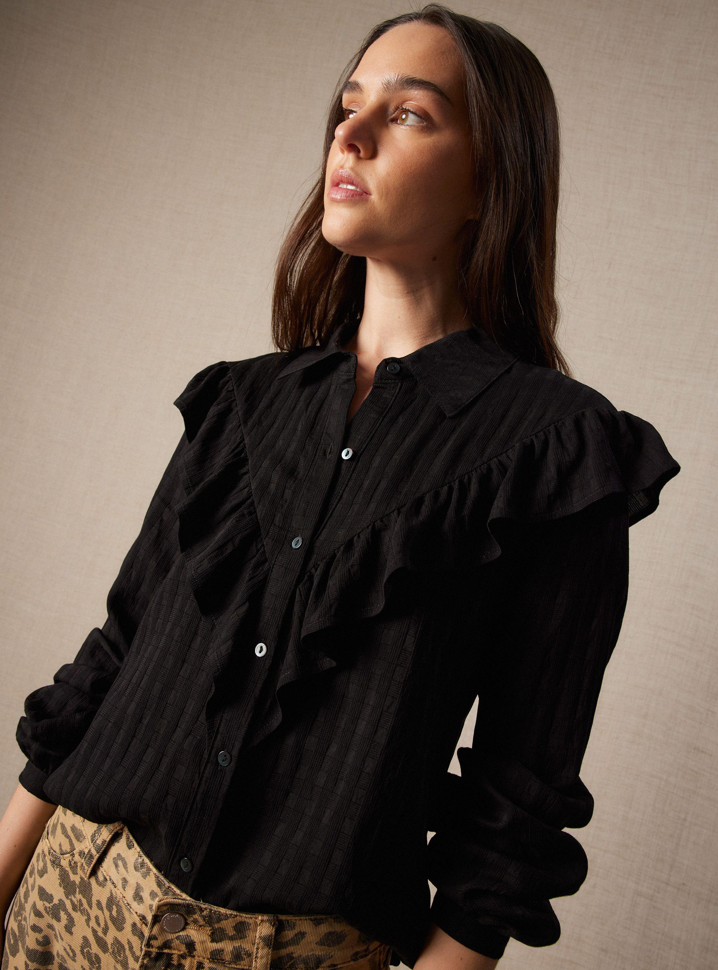 Blusa de Tela Texturizada y Vuelo Frontal-2