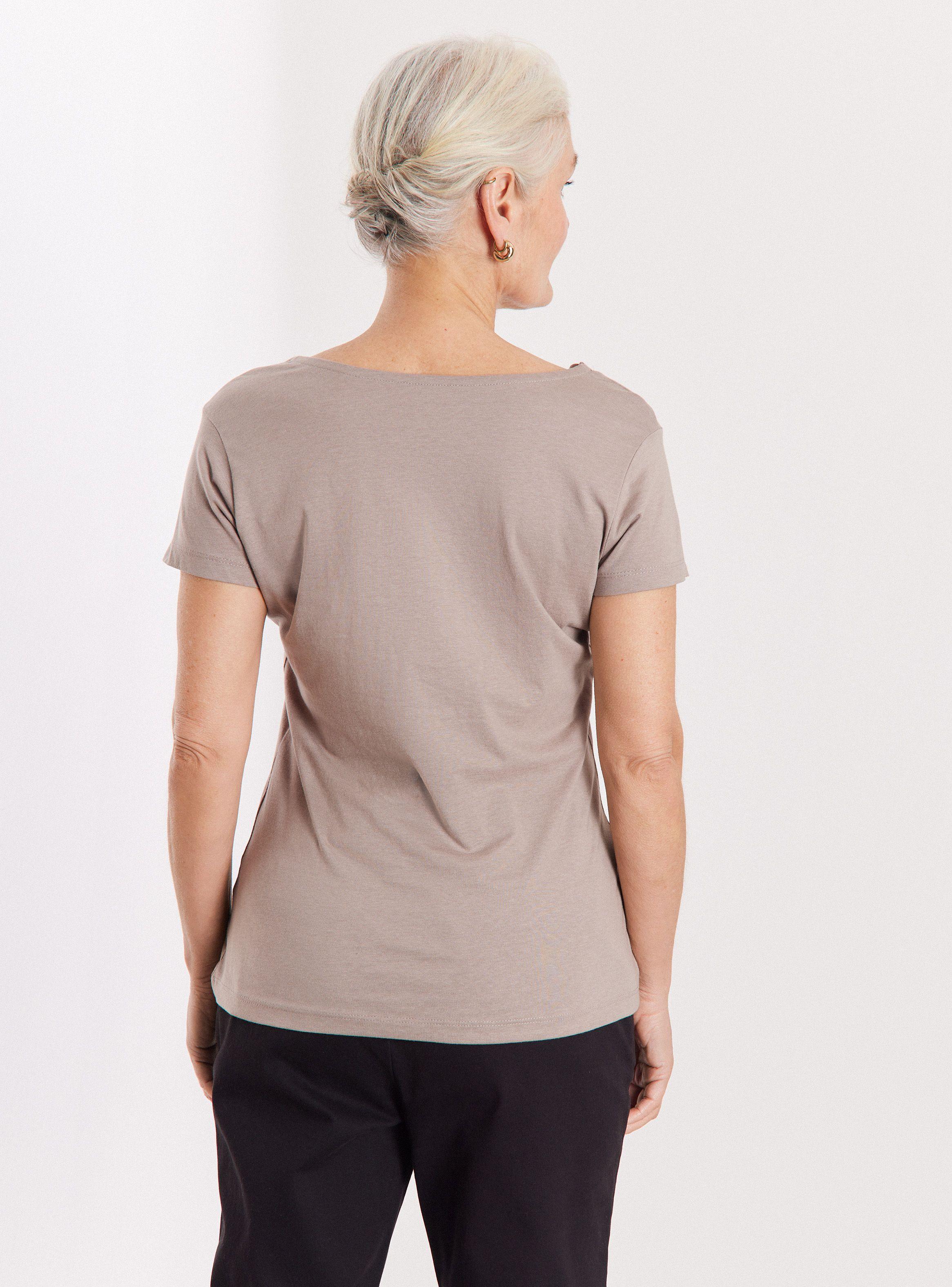 Polera Manga Corta Detalle Cuello con Brillos-1