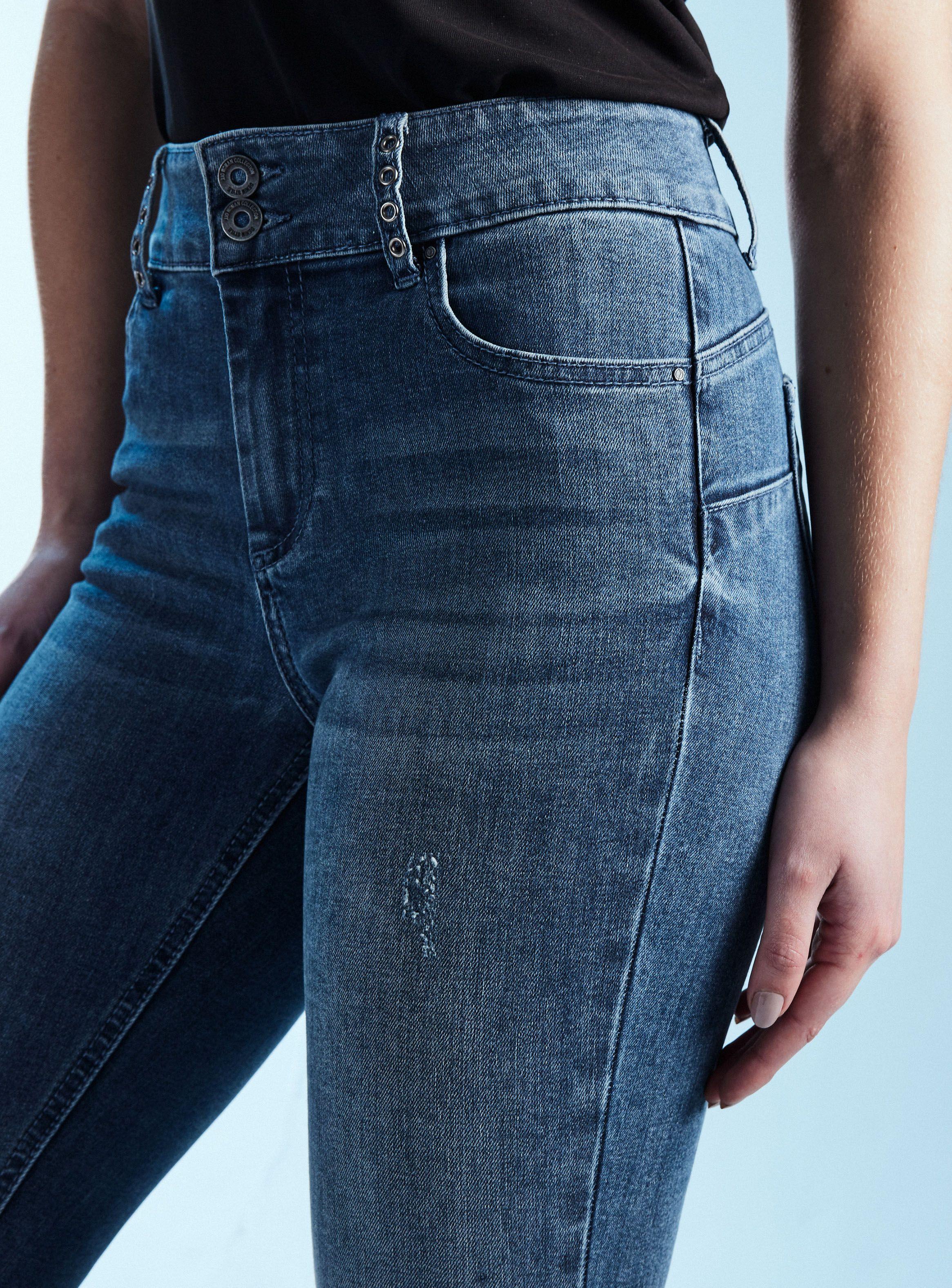 Jeans 3 Botones Roturas y Ojetillos en la Bota-2