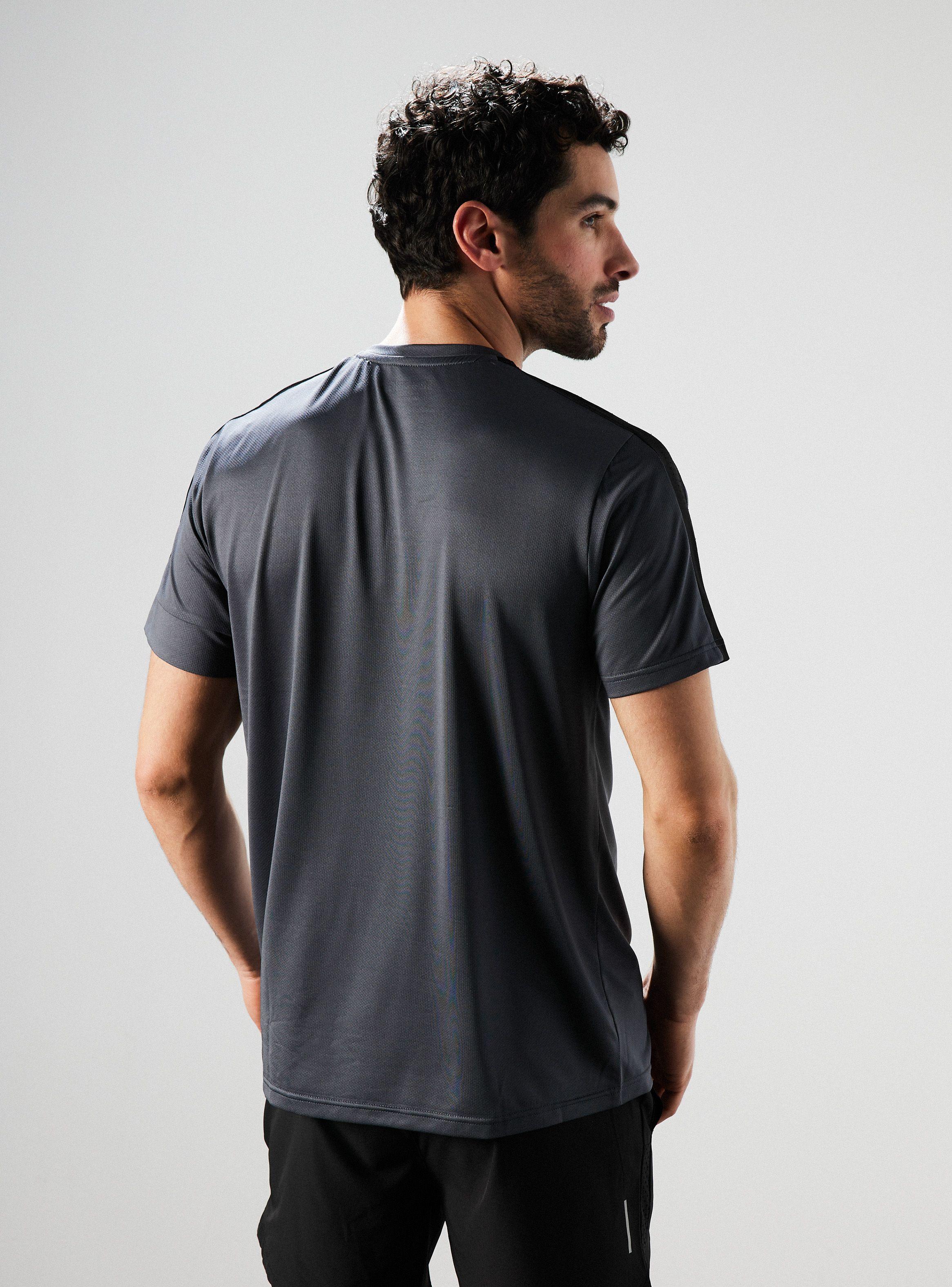 Polera Tela Técnica Paneles en Hombro Detalle Laser-1