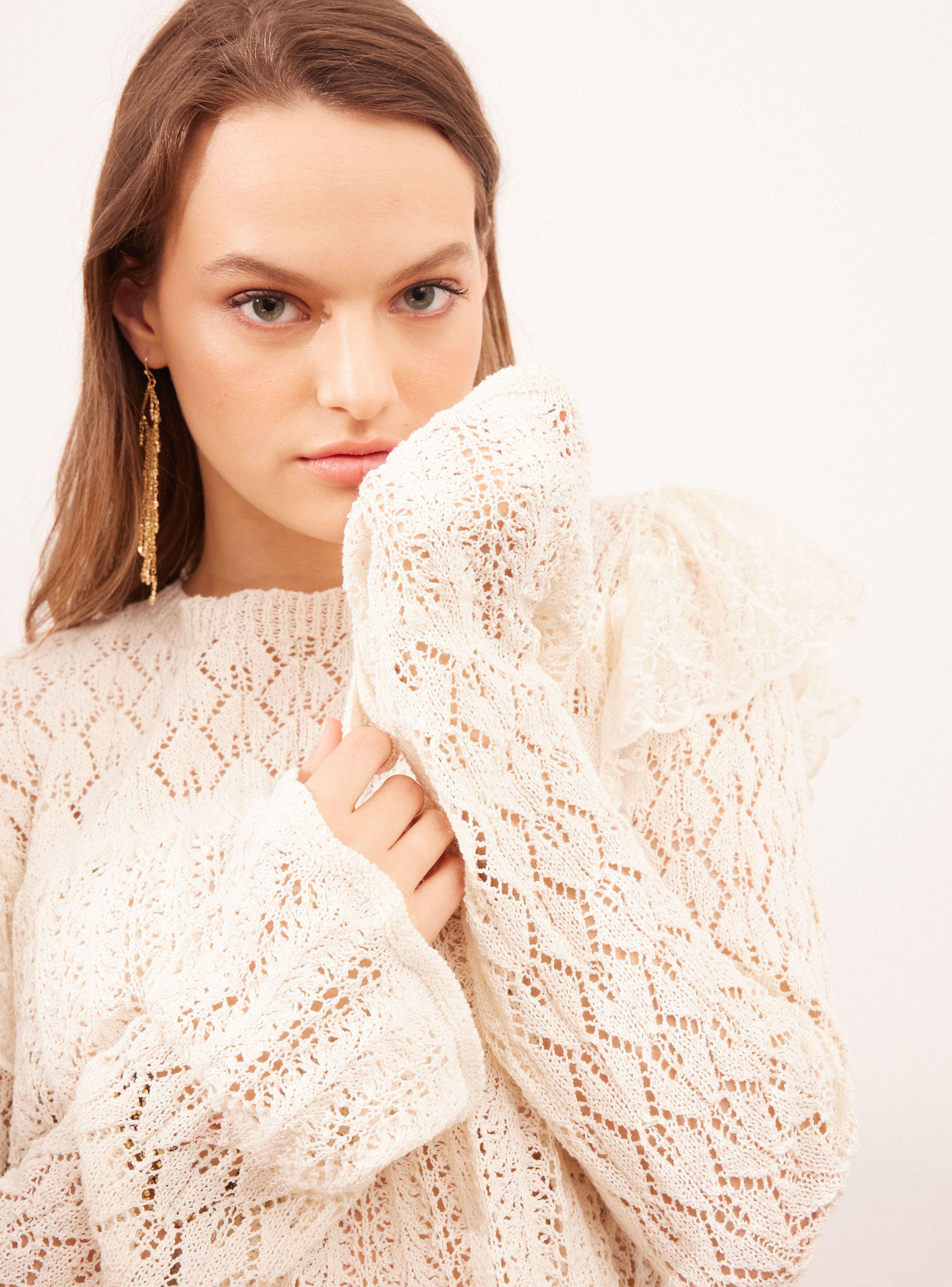 Sweater Calado con Vuelo en Hombros-3