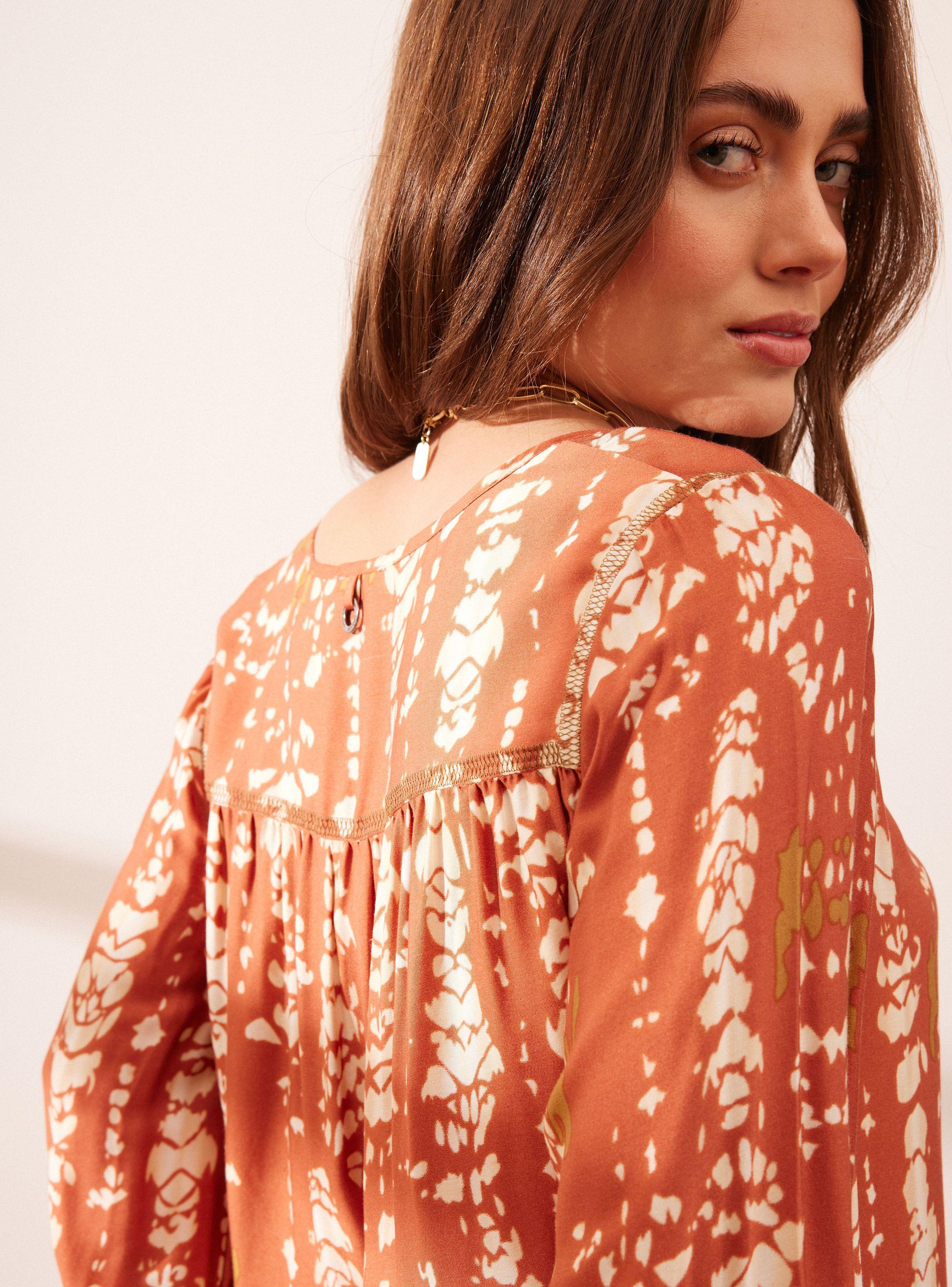 Blusa Estampado con Bordados en Contratono-3