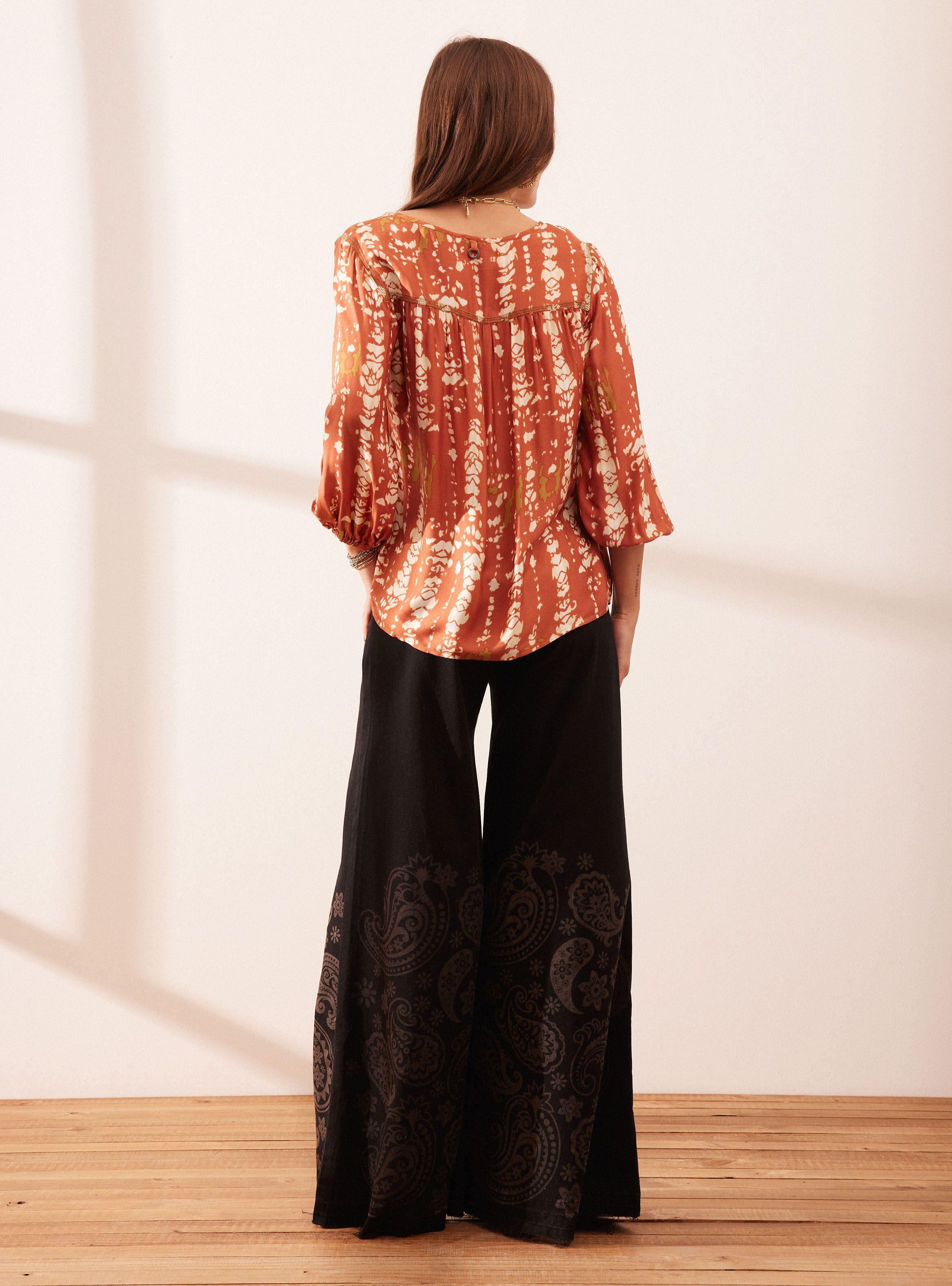 Blusa Estampado con Bordados en Contratono-5