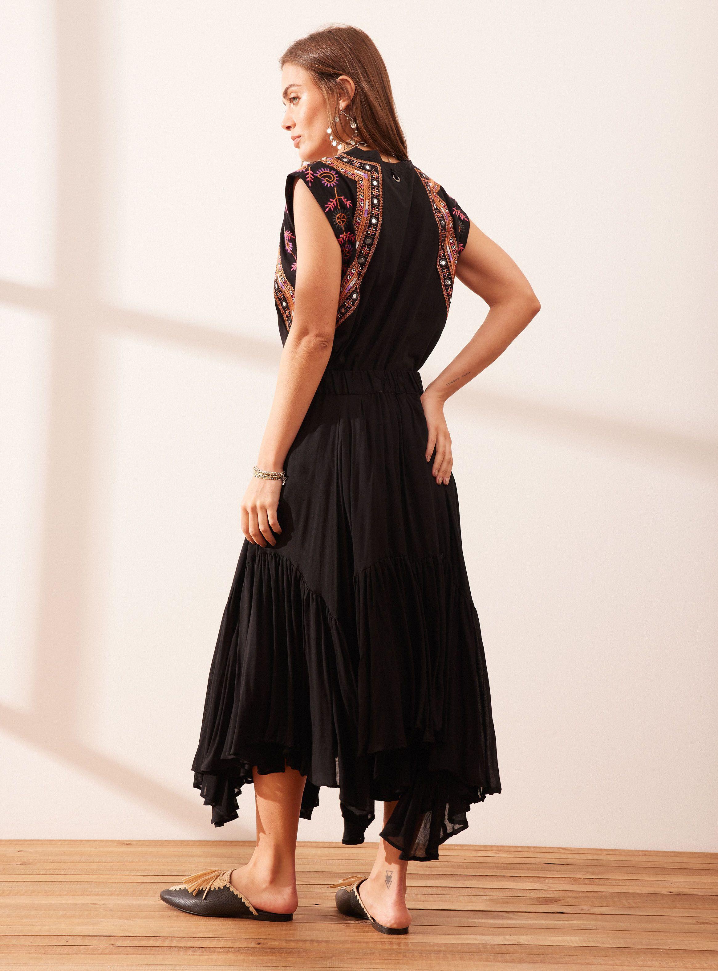 Polera Bordados y Aplicaciones en Mangas-5