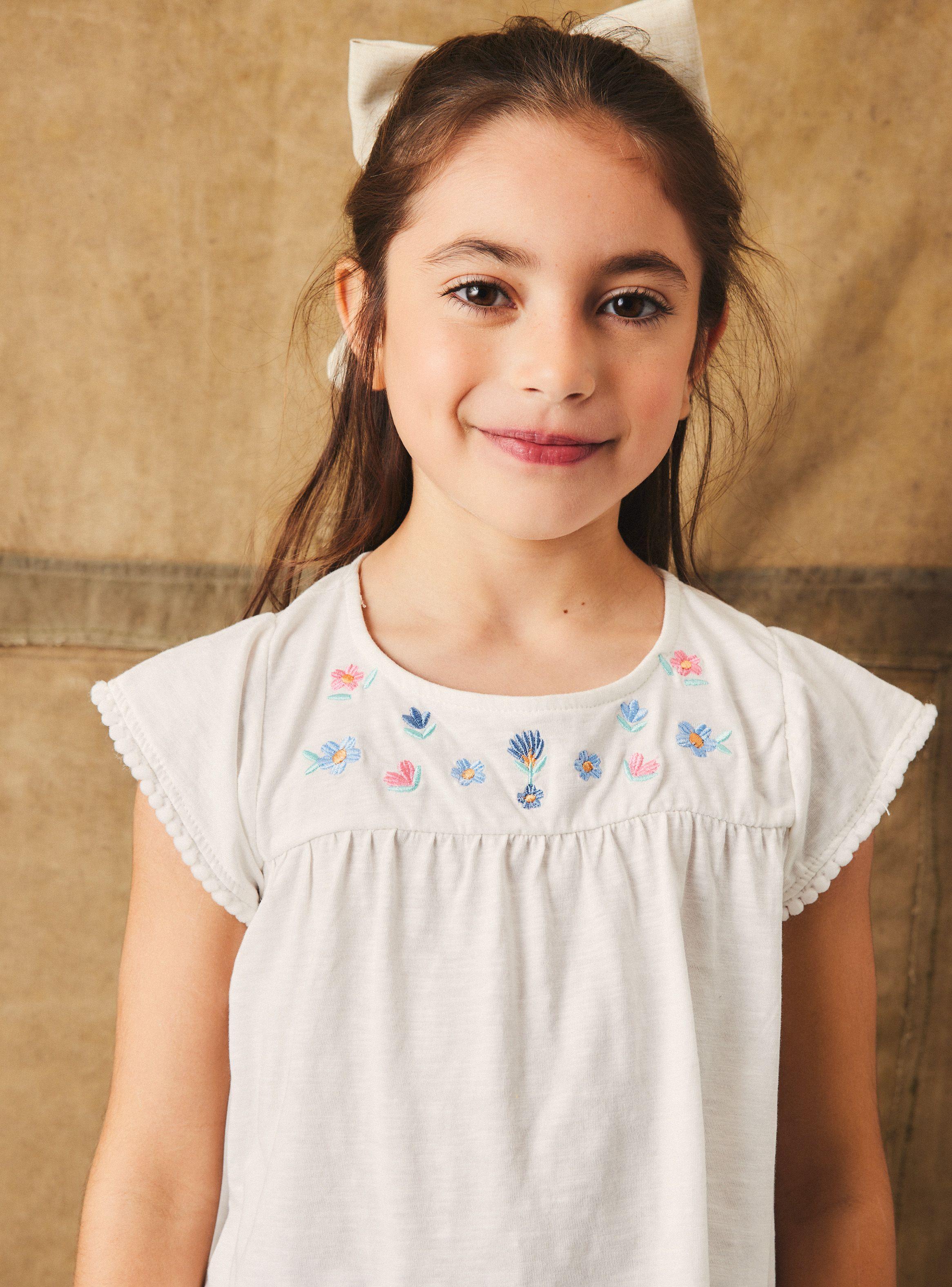 Polera Bordada con Pompóm en Mangas-1