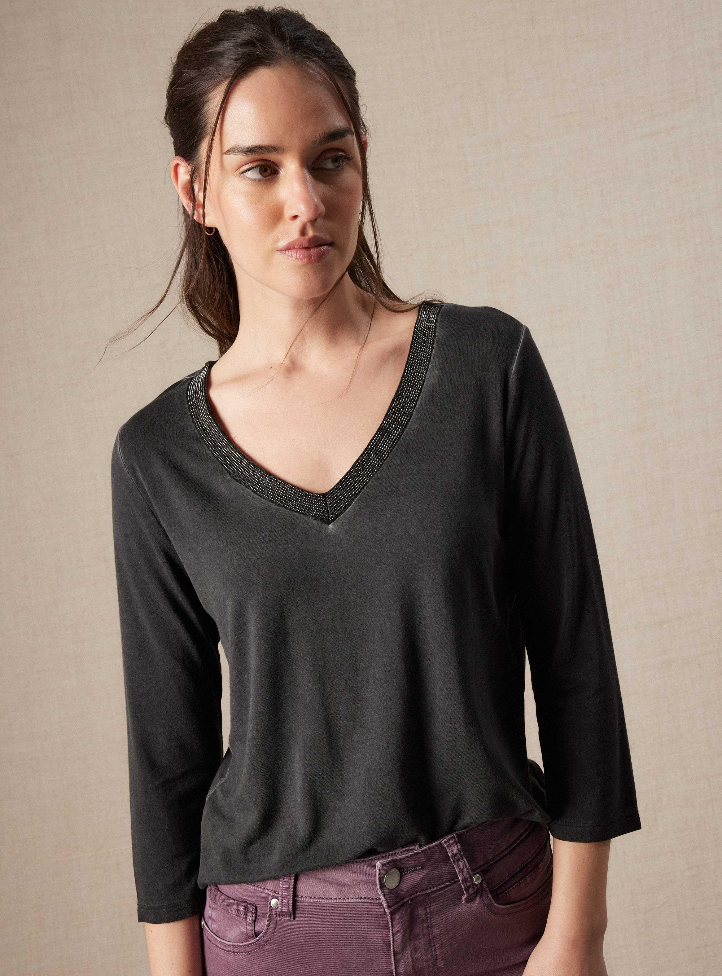Polera Cuello con Brillo y Tela Lavada-2