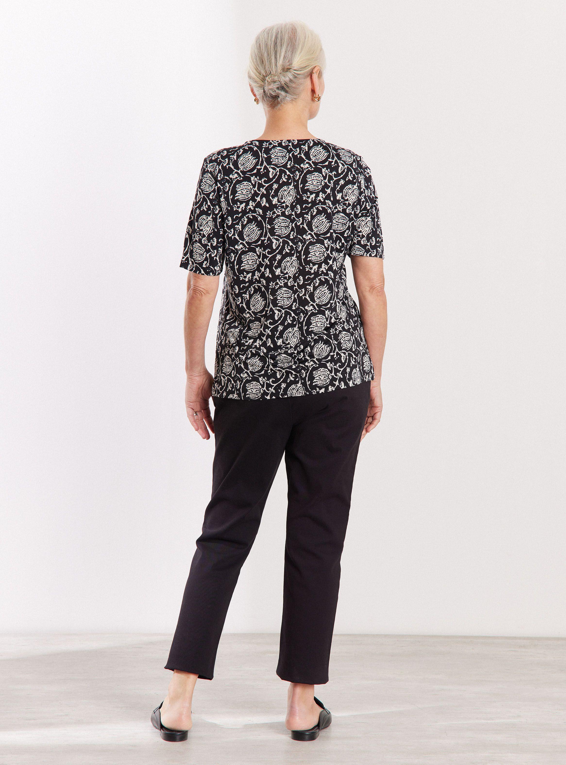 Polera Estampada con Botones Decorativos en Hombros-5