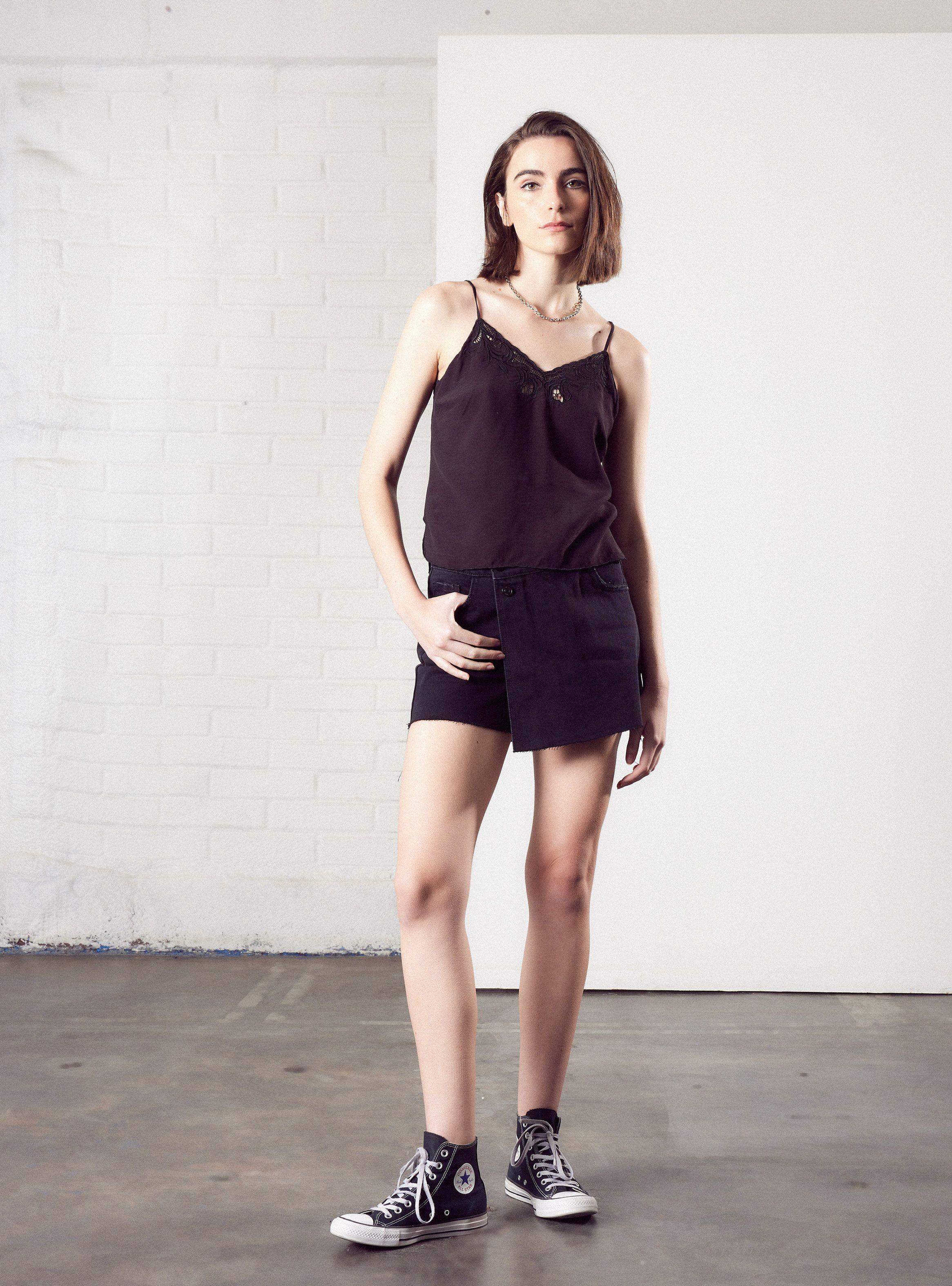 Blusa con Tirantes y Detalles Delanteros-4
