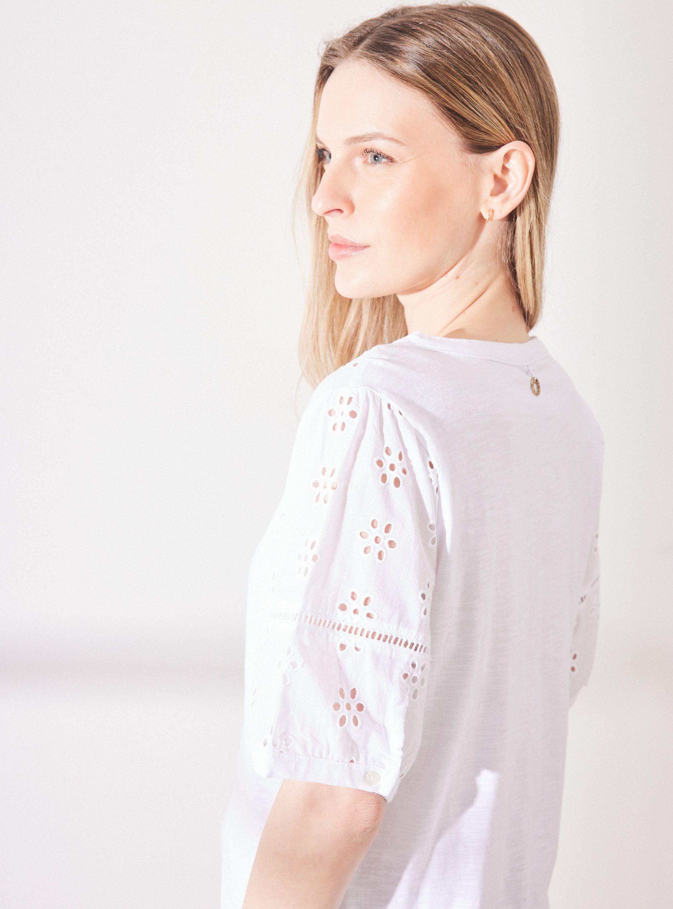 Polera con Broderie en Mangas Hombros y Cuello-3