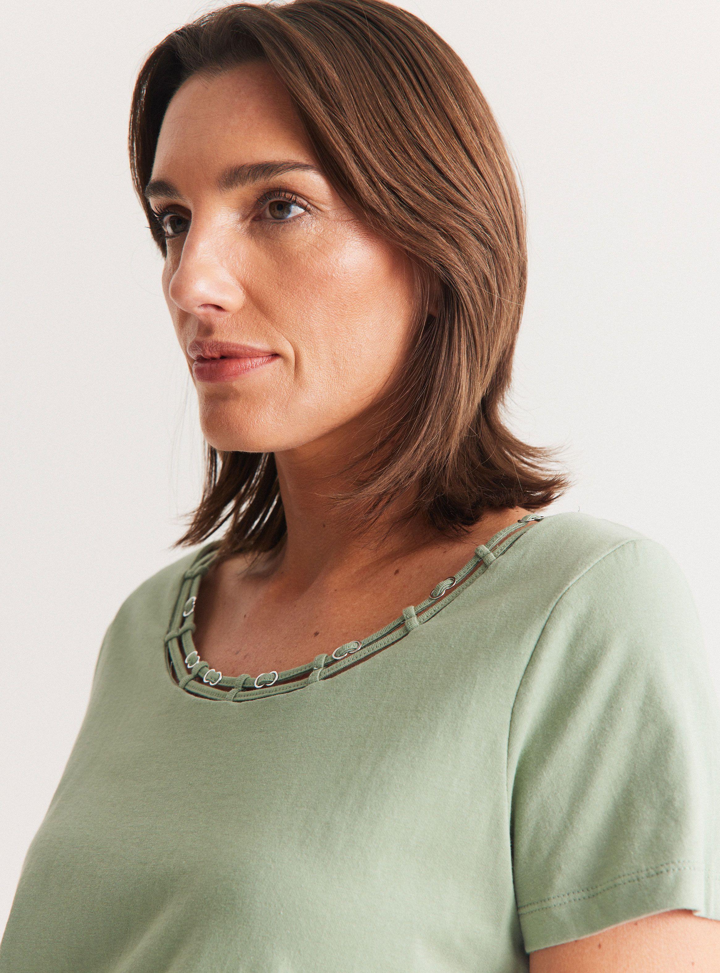 Polera Escote con Aplicaciones-3
