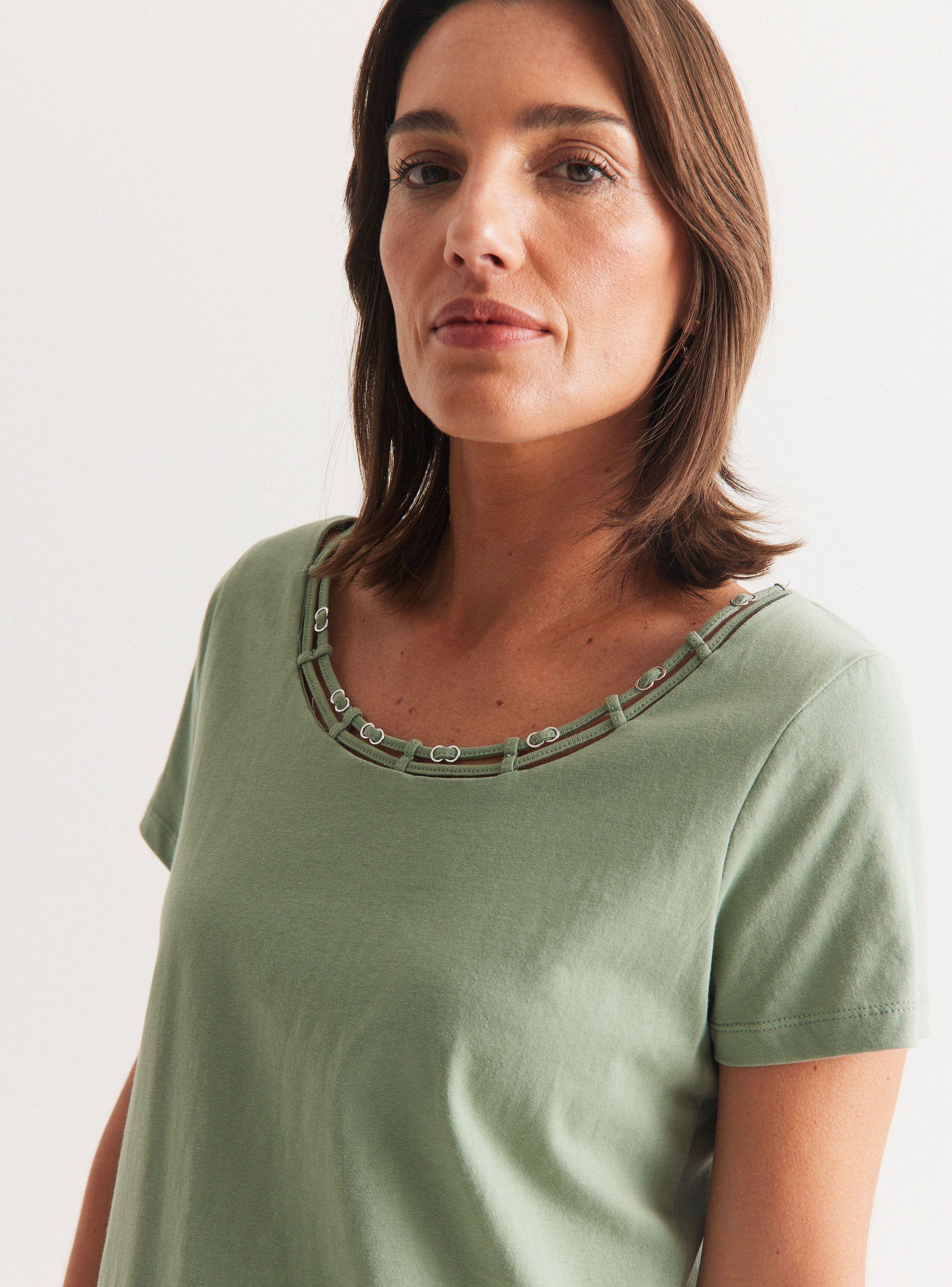 Polera Escote con Aplicaciones-2