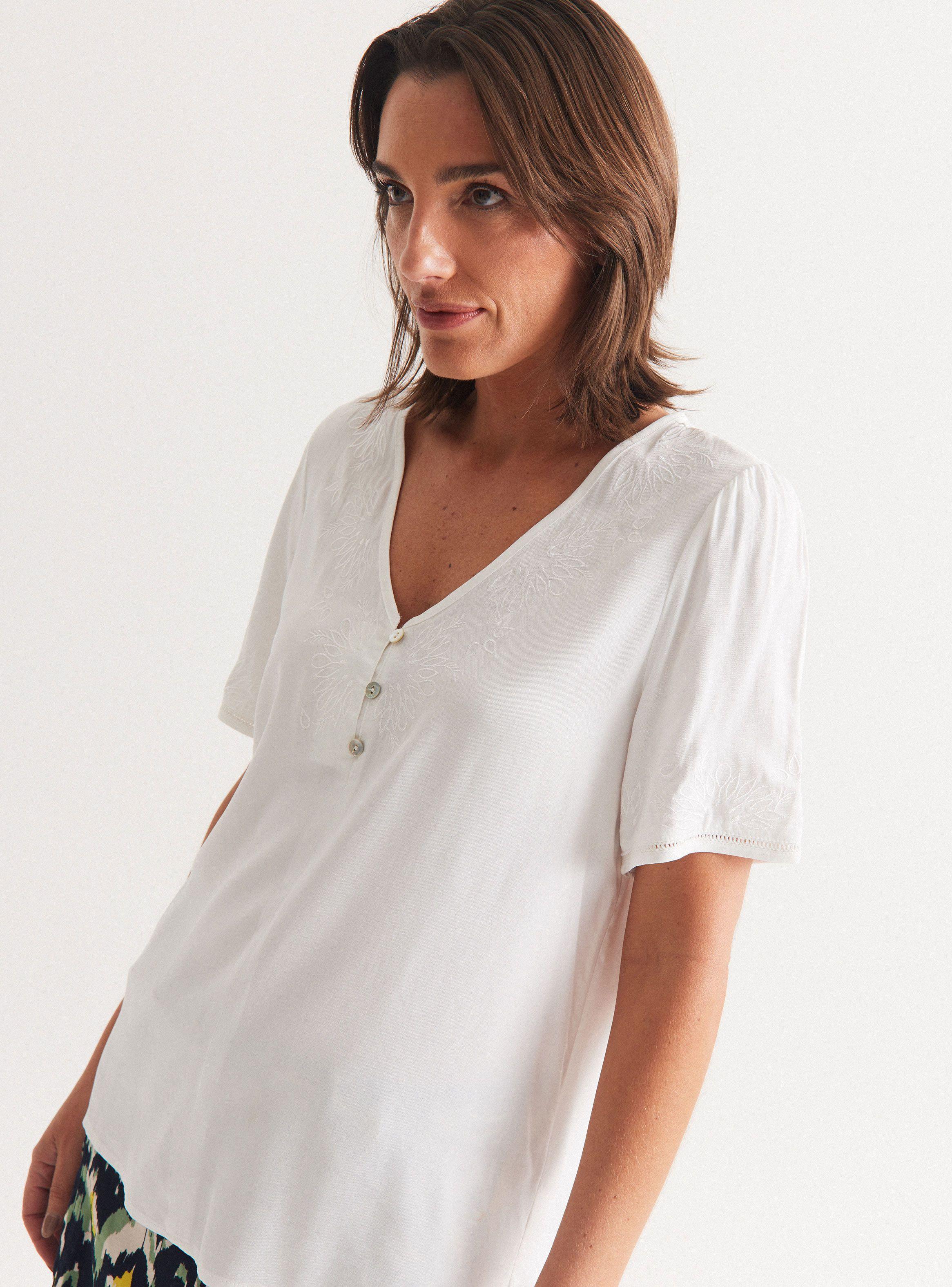 Blusa Bordado en Manga y Escote-2