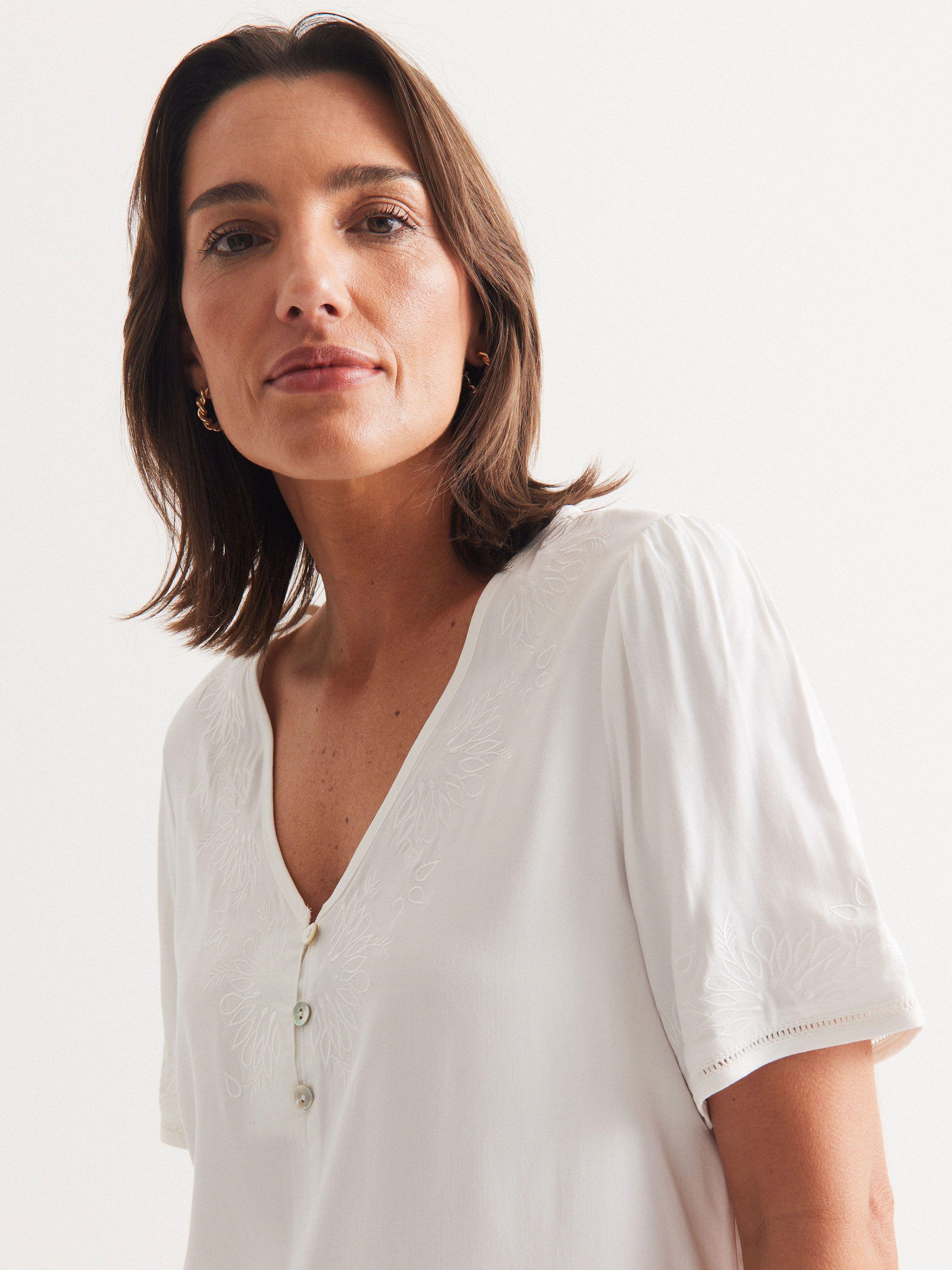 Blusa Bordado en Manga y Escote-3