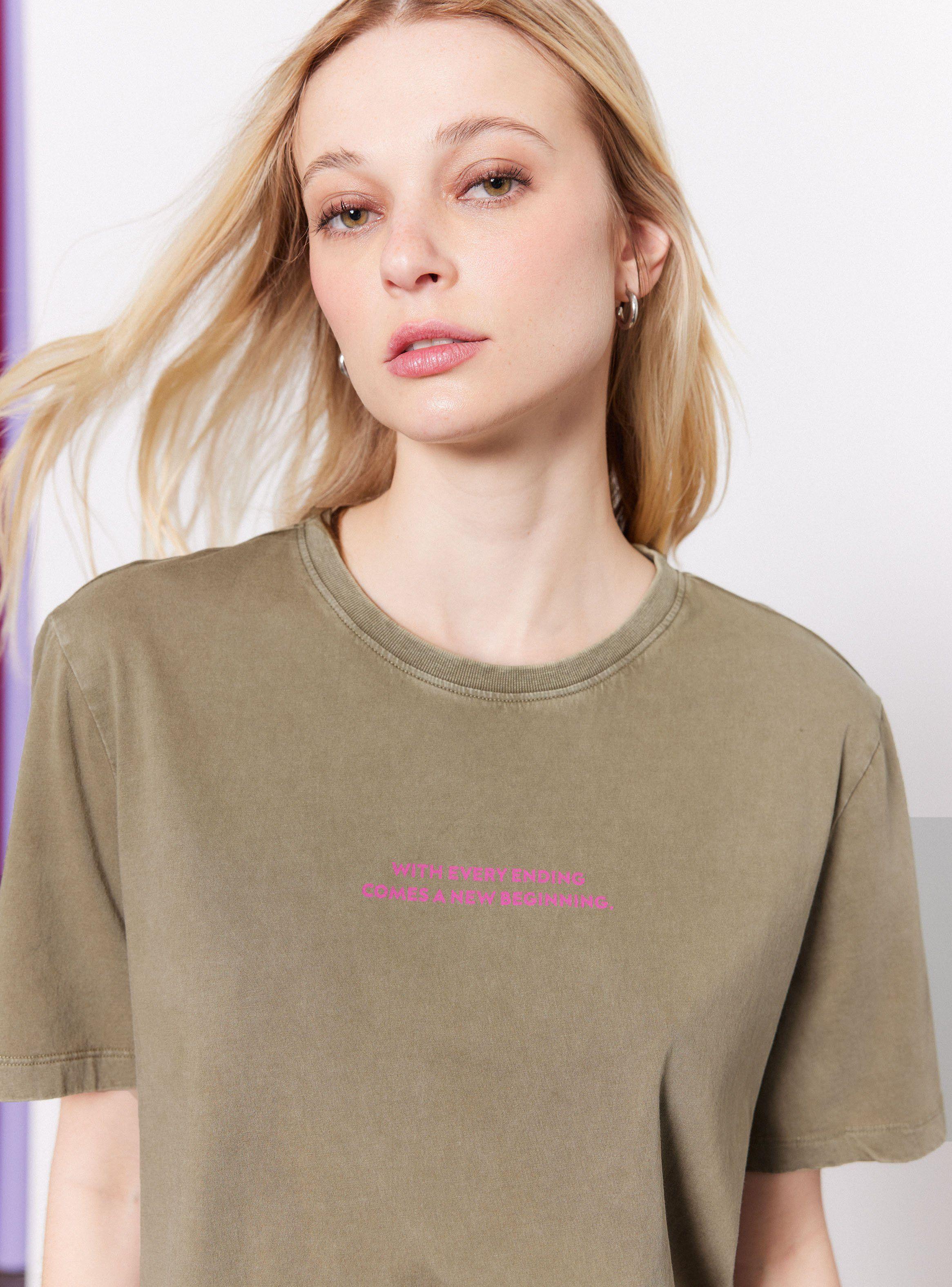 Polera Estampado Texto Lavadas-2