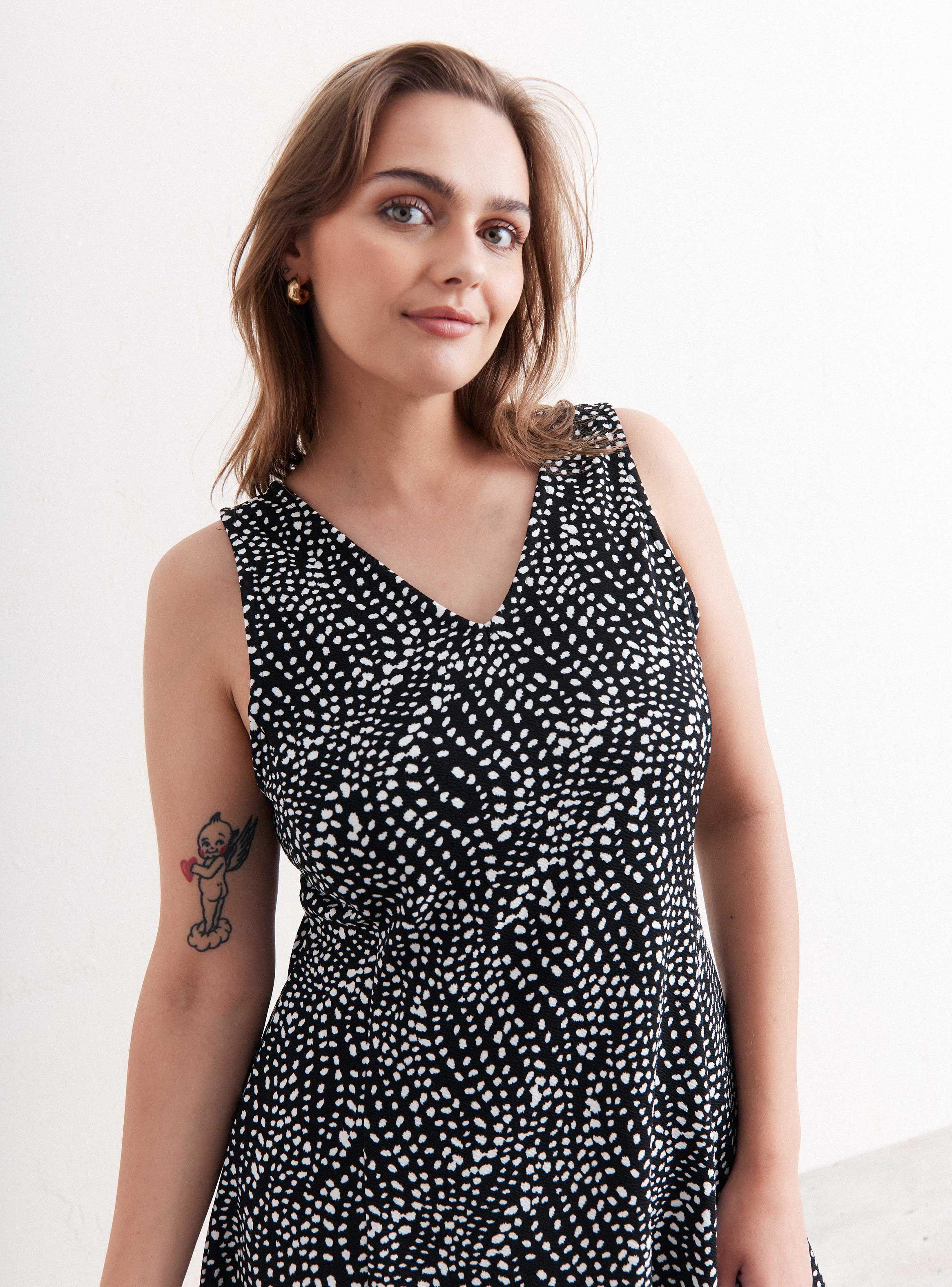 Vestido Cuello en V con Corte Vertical-2