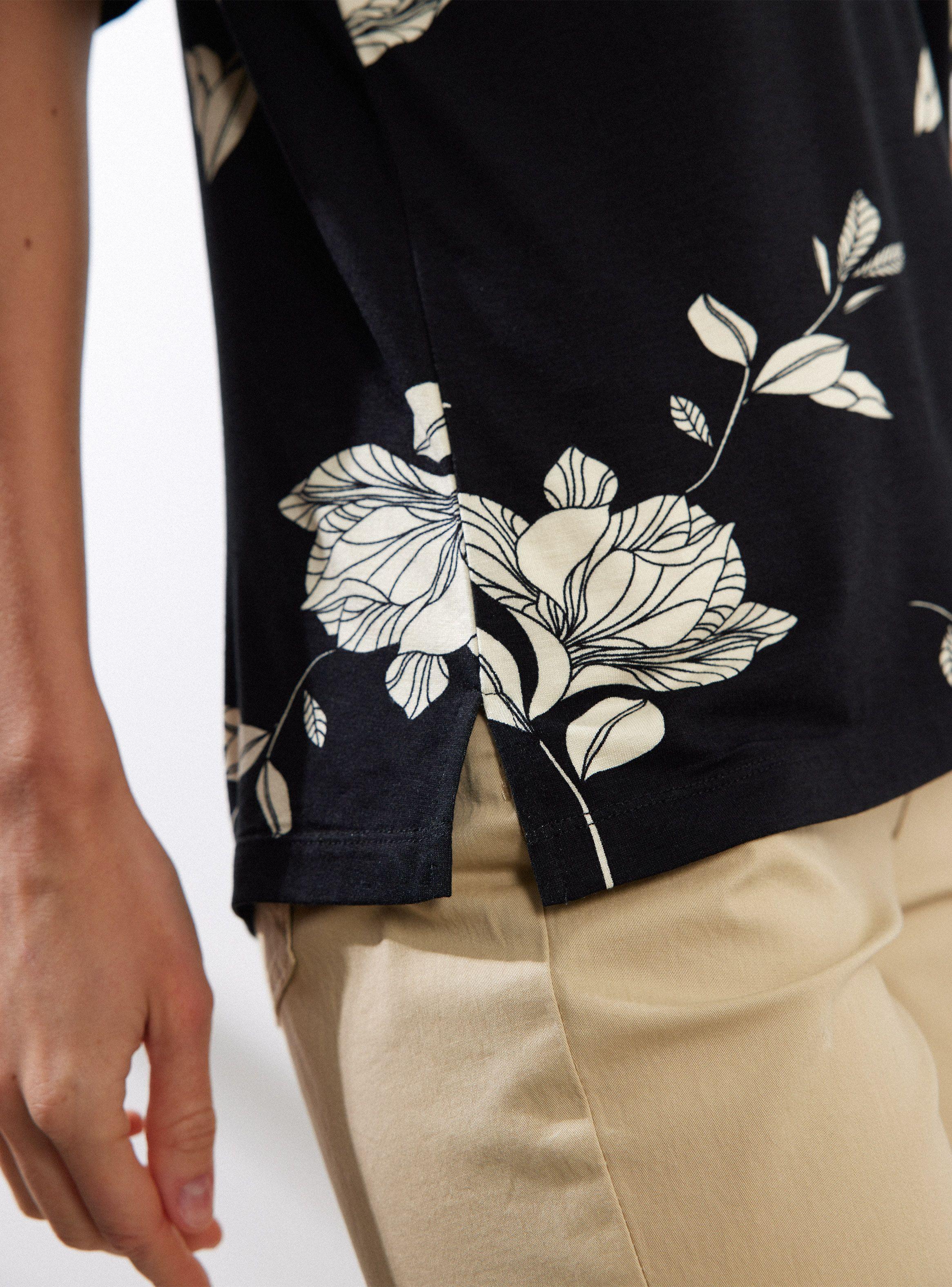 Polera Estampada y Aplicación de Broderie en Cuello-3