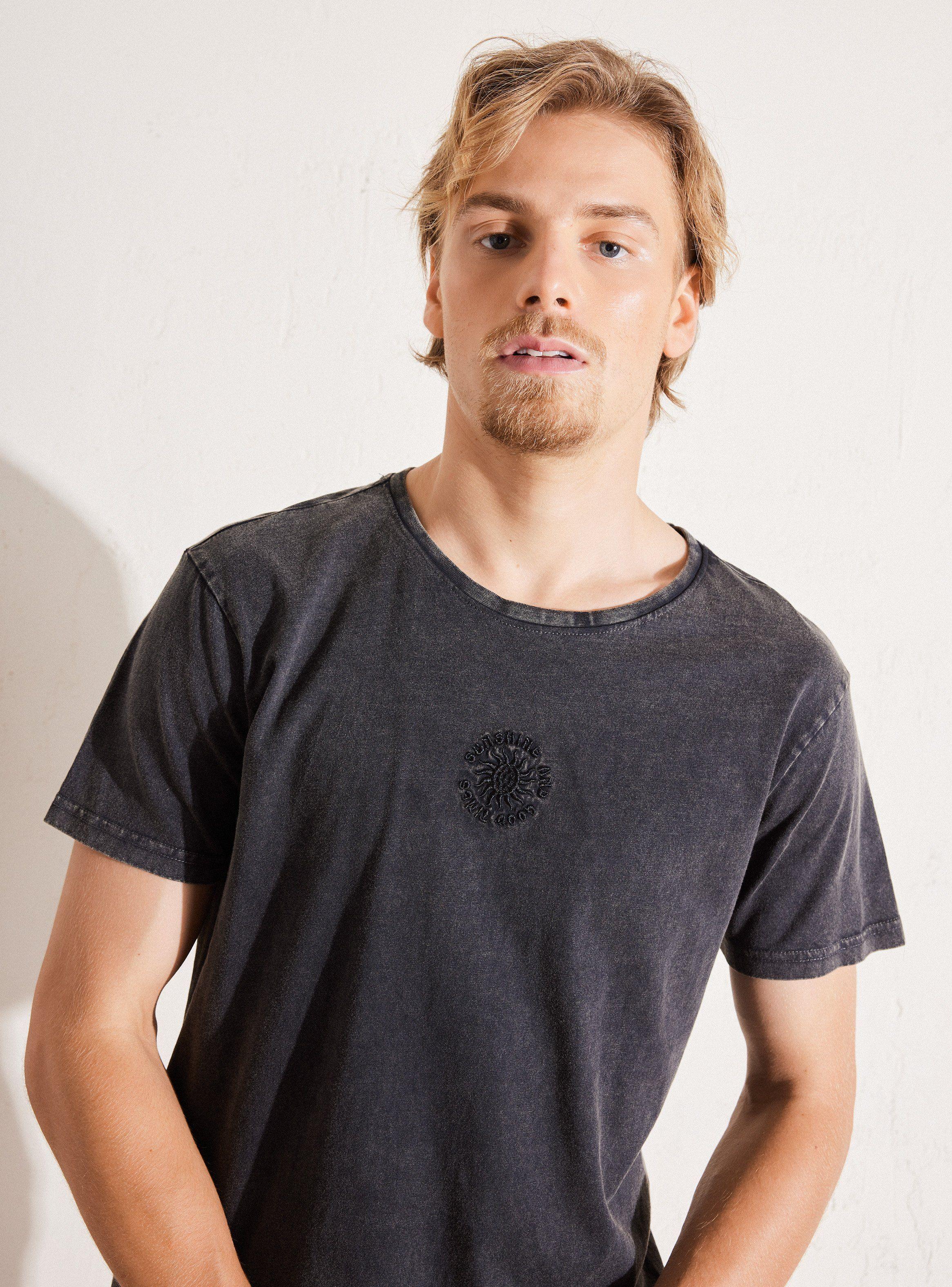 Polera con Bordado en Delantero y Acid Wash-2