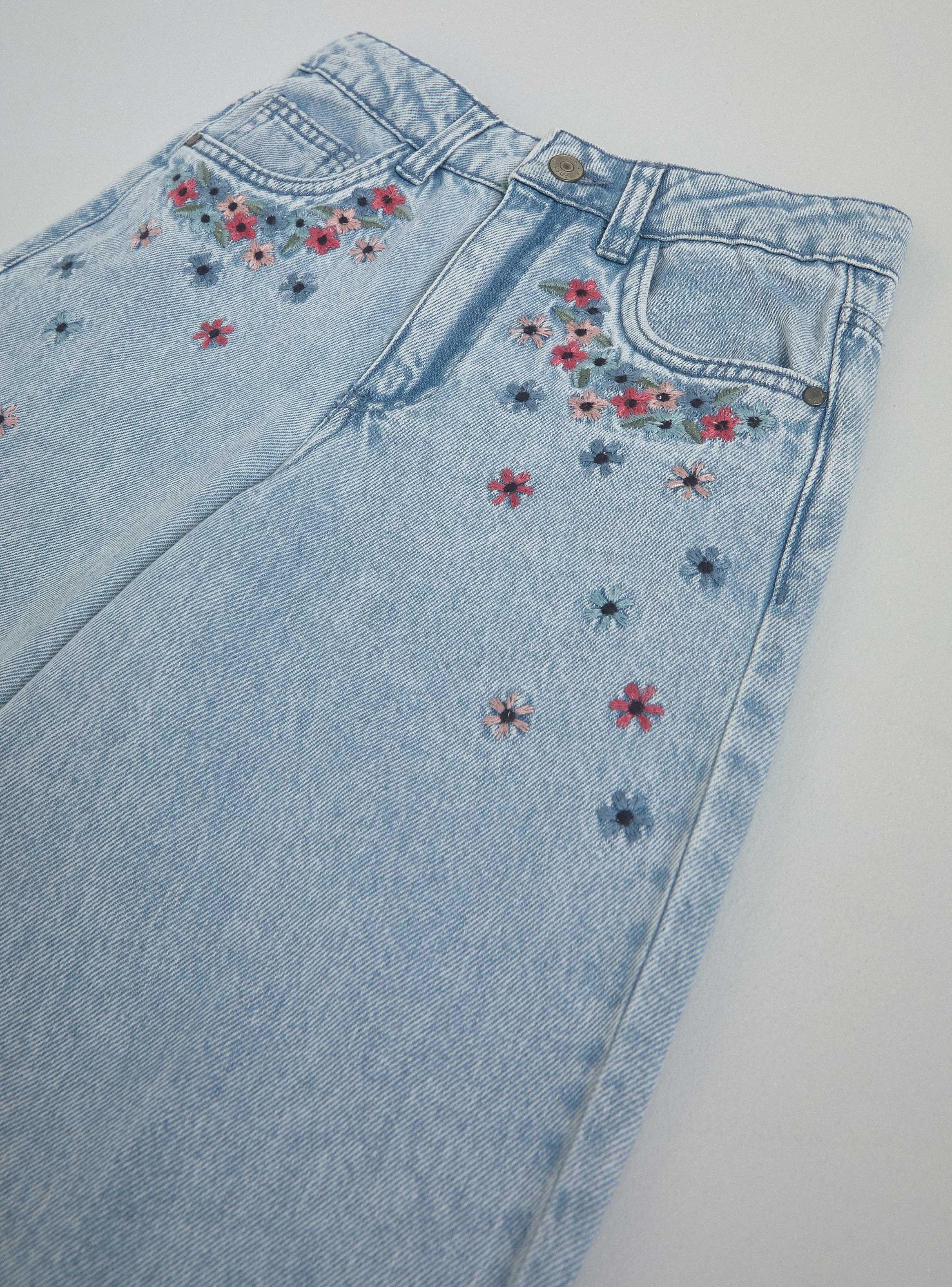 Jeans Baloon Mom con Pinzas y Flores Bordadas-4