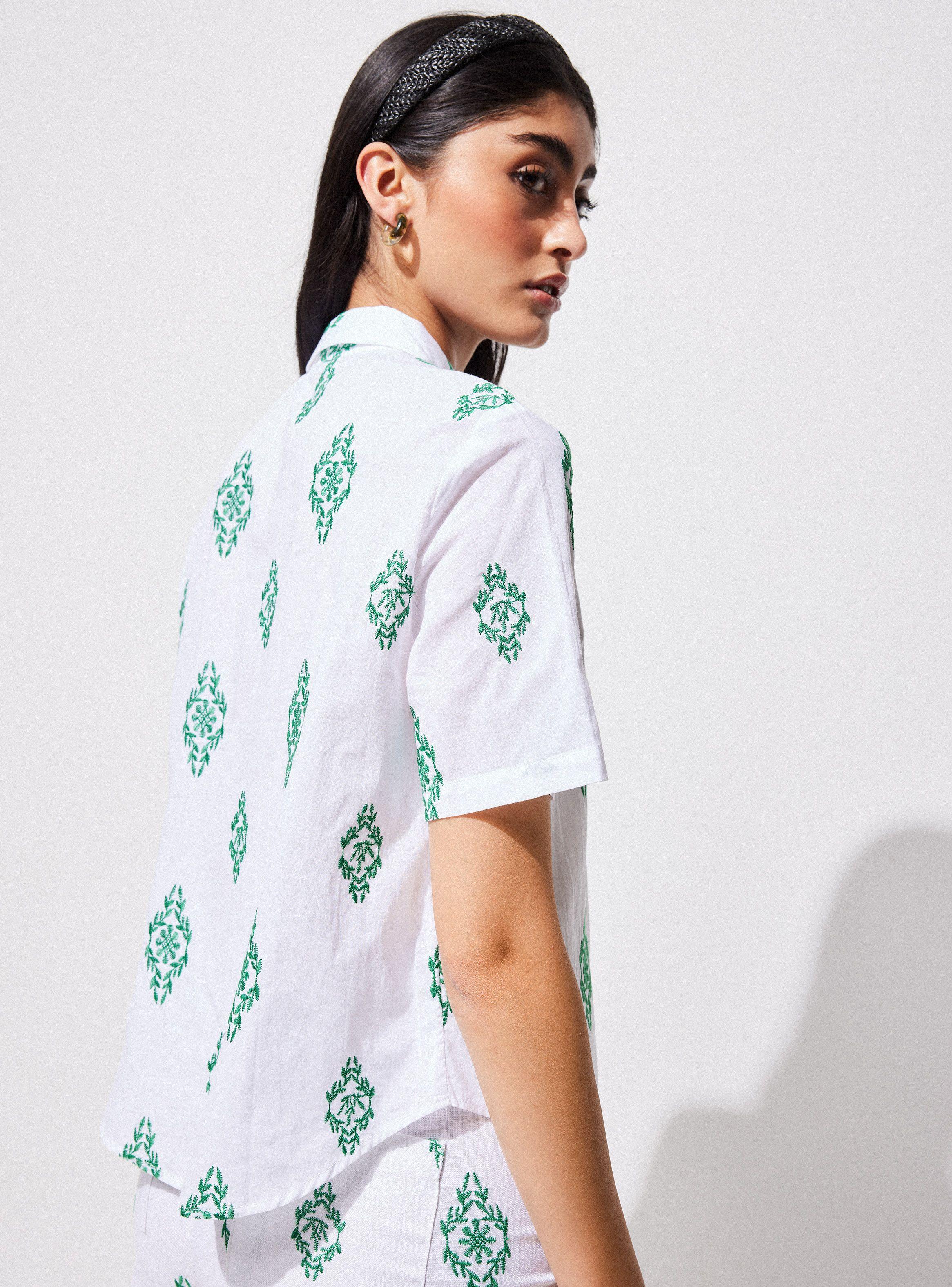 Blusa Camisera Bordada en Contraste-3