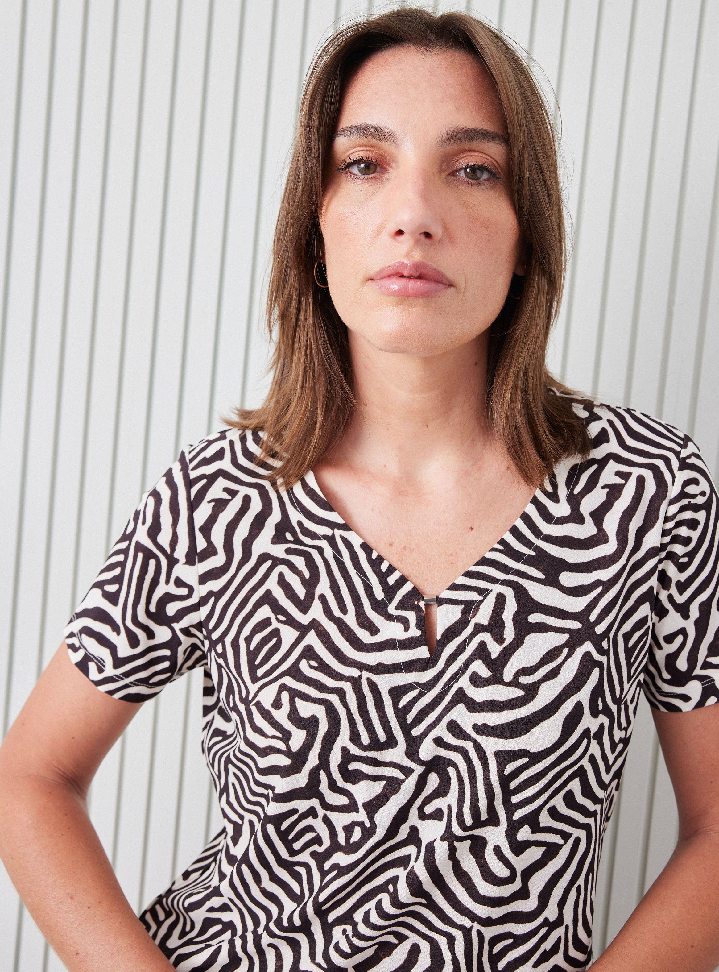 Polera Escote V con Detalle Metálico-2
