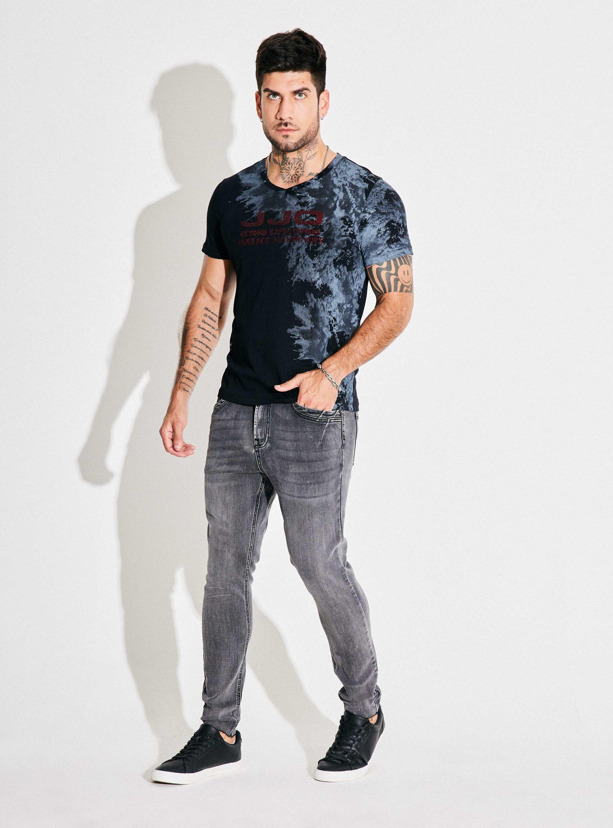 Polera Print Manchas y Logo Brillante-4