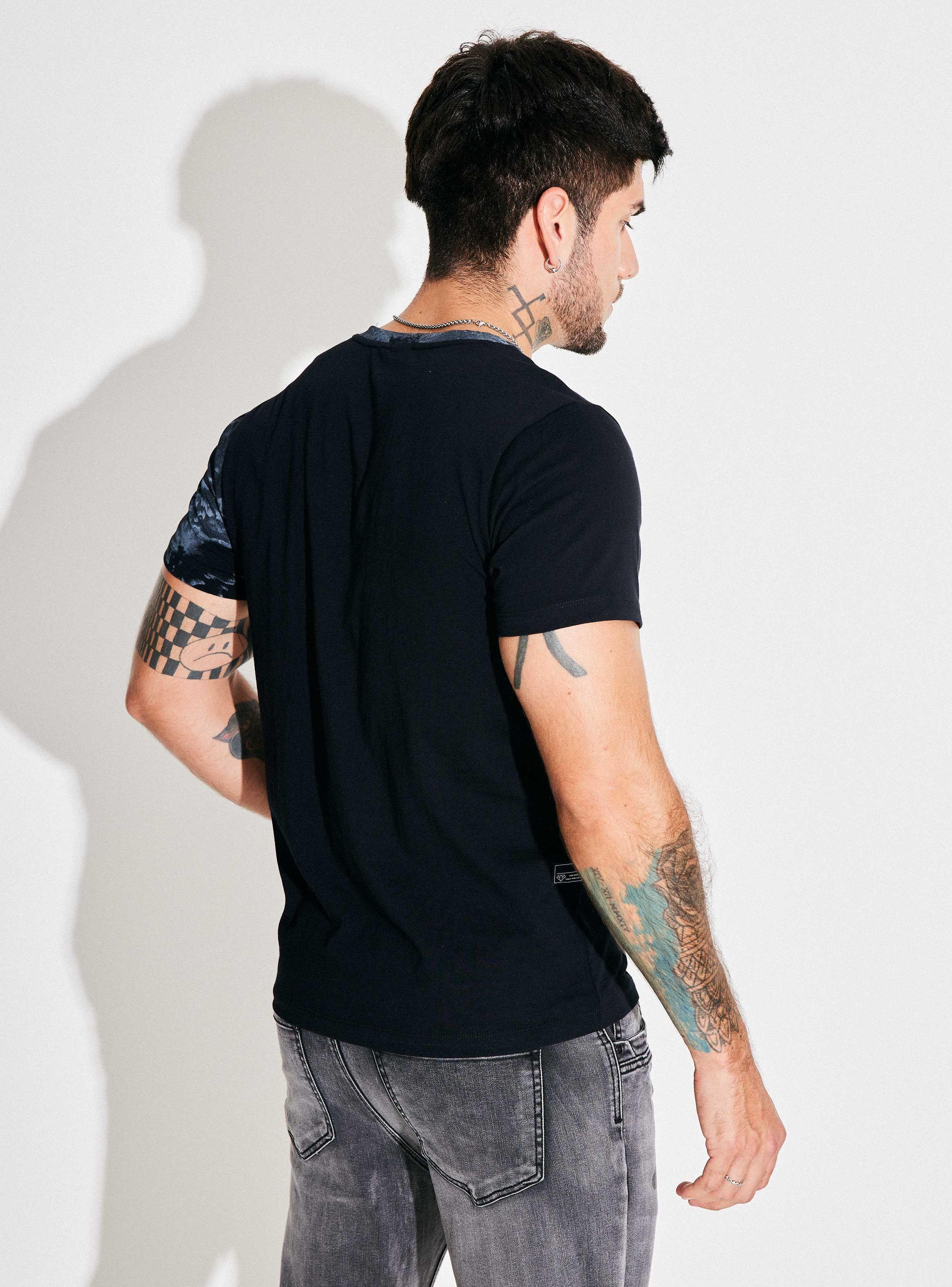 Polera Print Manchas y Logo Brillante-1