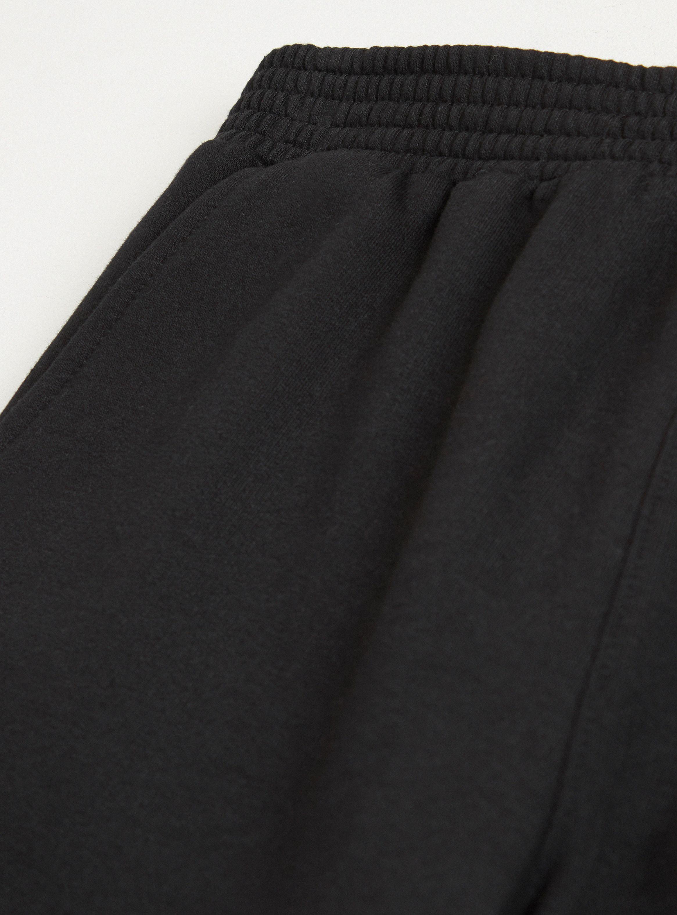 Pantalón Melt Jogger Color Sólido Niño Modelo 2-2