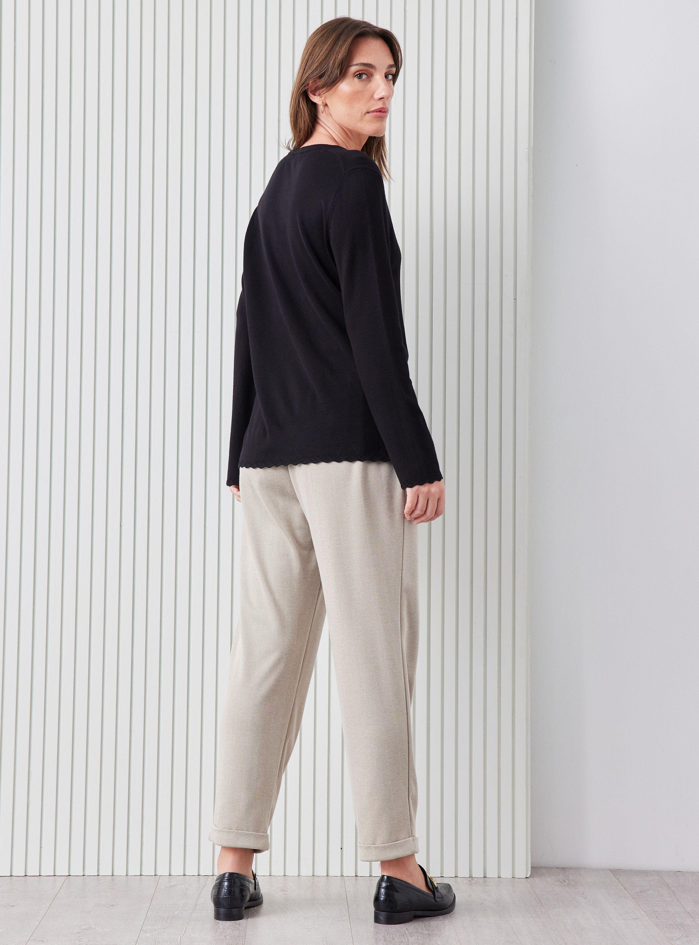 Sweater Escote V con Botones y Bordes a Crochet-5