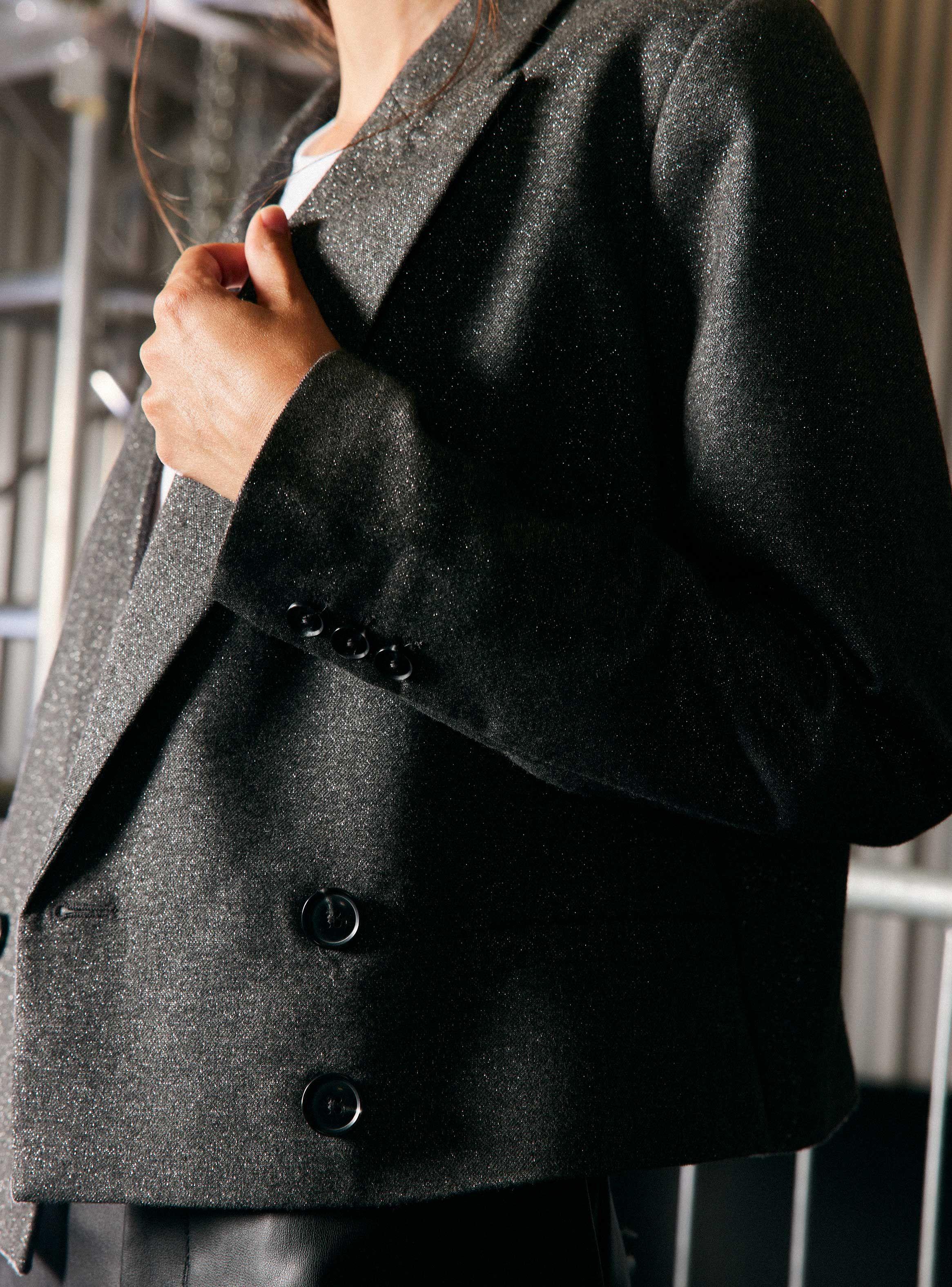 Blazer Crop Tela Detalle Metalizado y Abotonadura Cruzada-3
