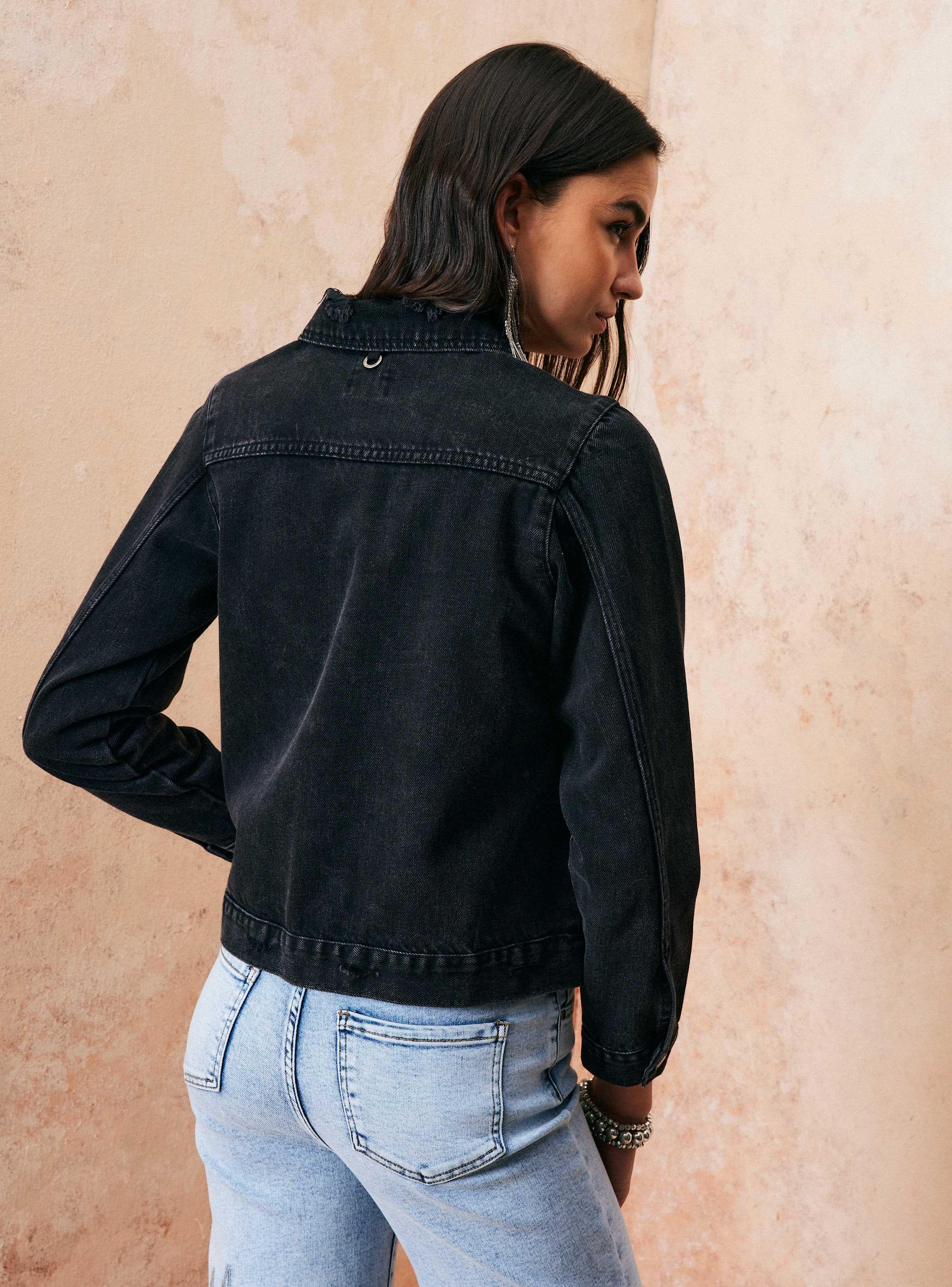 Chaqueta Tela Desgastada y Corte Clásico-1