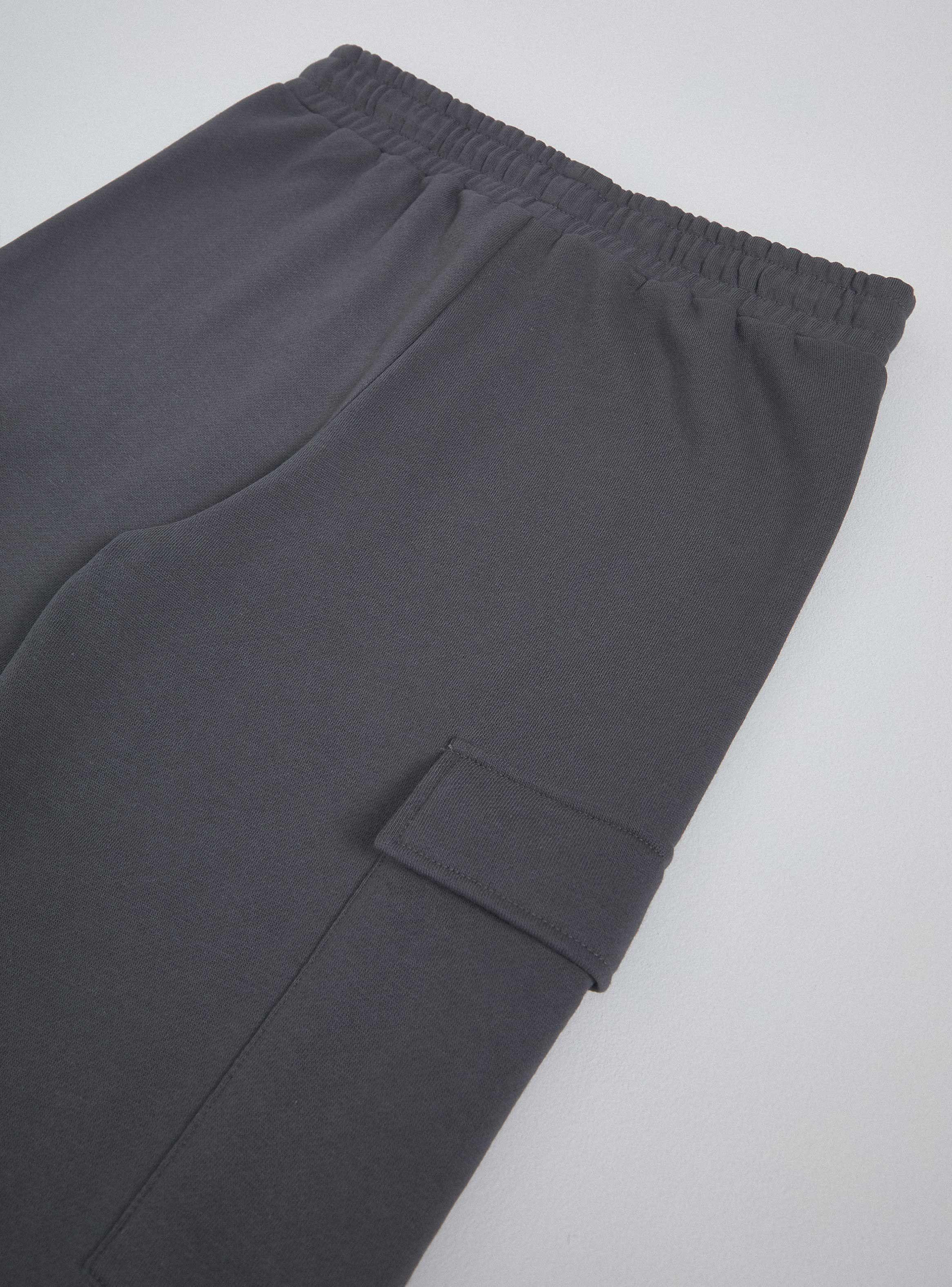 Buzo Jogger con Bolsillos Cargo y Focal Print-3